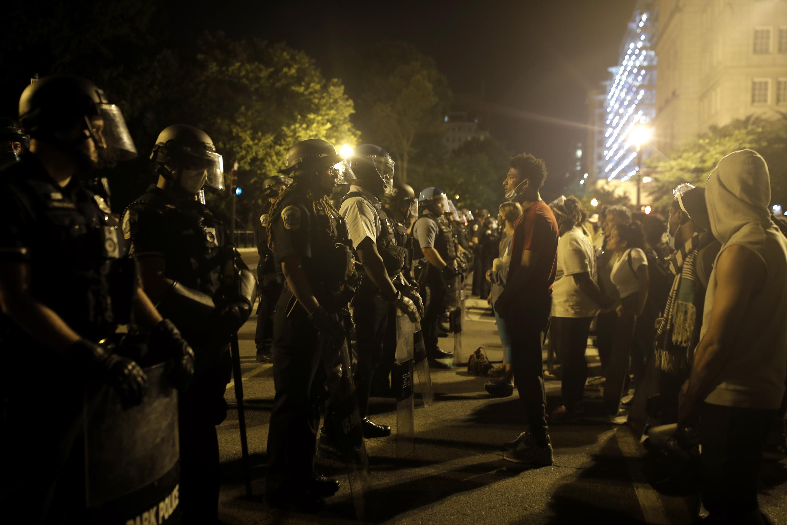 Policías y manifestantes se encaran en Lafayette Park tras el intento de derribo de la estatua.
