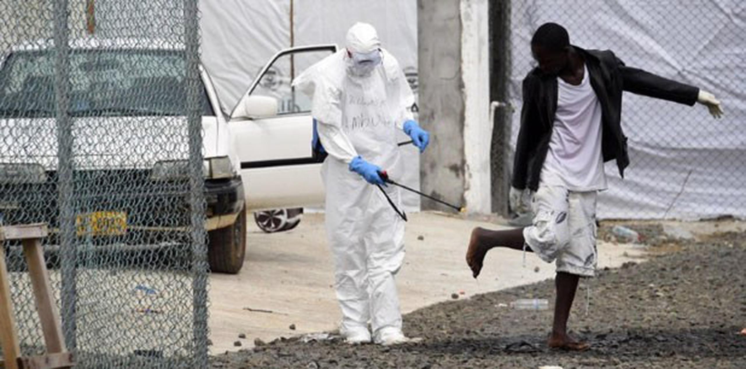La CDC señala que el cloro y otros desinfectantes usados en hospitales matan al virus. (AFP PHOTO / PASCAL GUYOT)