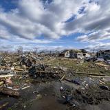 Tormenta “destructiva” con tornados deja varios muertos en el centro de Estados Unidos