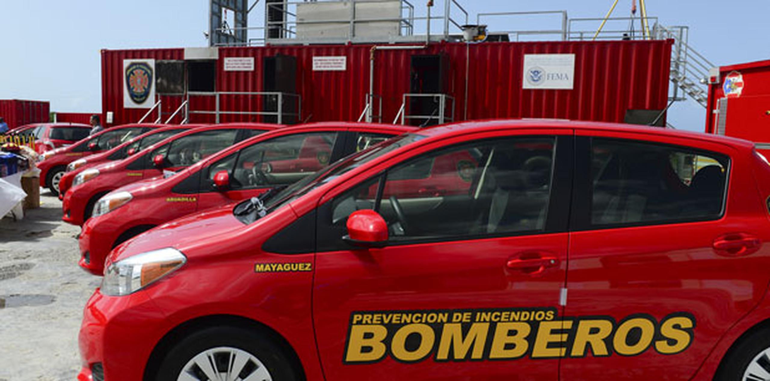 El gobernador aprovechó la ocasión para entregarle al Cuerpo de Bomberos ocho automóviles y 60 tabletas para el Negociado de Prevención de Incendios. (tony.zayas@gfrmedia.com)
