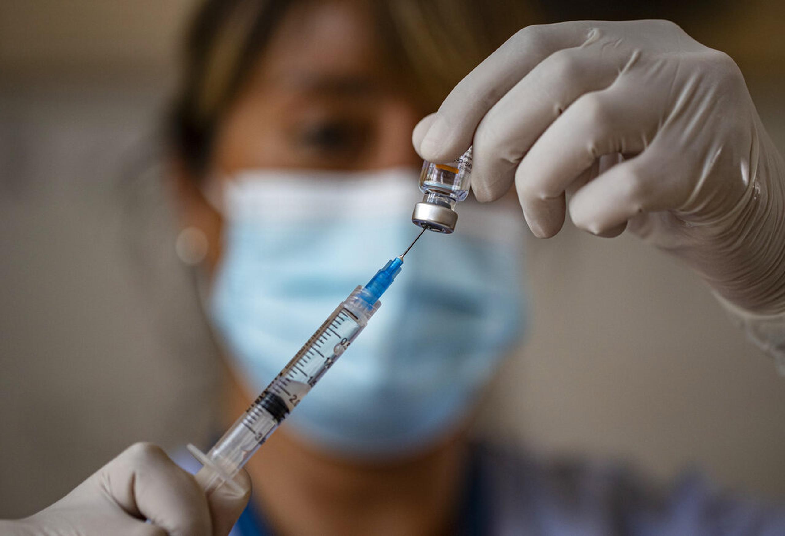 El propio presidente Sebastián Piñera aprovechó el día en que la vacunación se abrió para todas las personas mayores de 55 años para recibir su cuarta dosis.