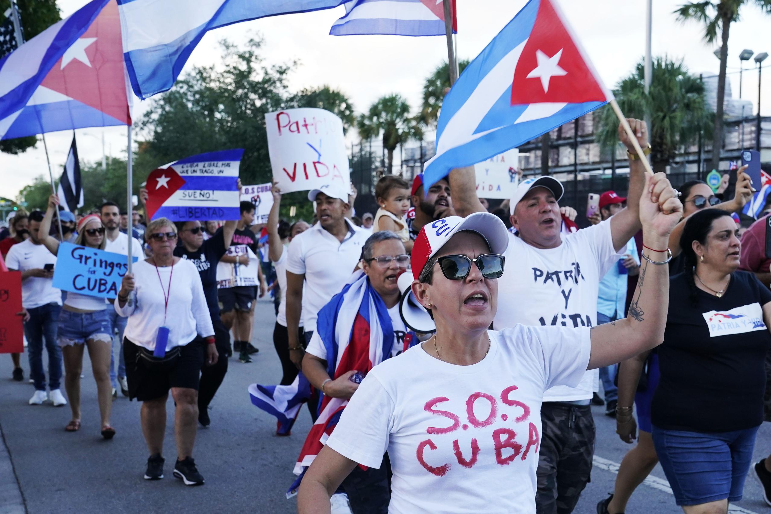 Manifestantes llevan banderas cubanas y gritan lemas de solidaridad con el pueblo cubano y contra el gobierno de la isla en Hialeah, Florida.