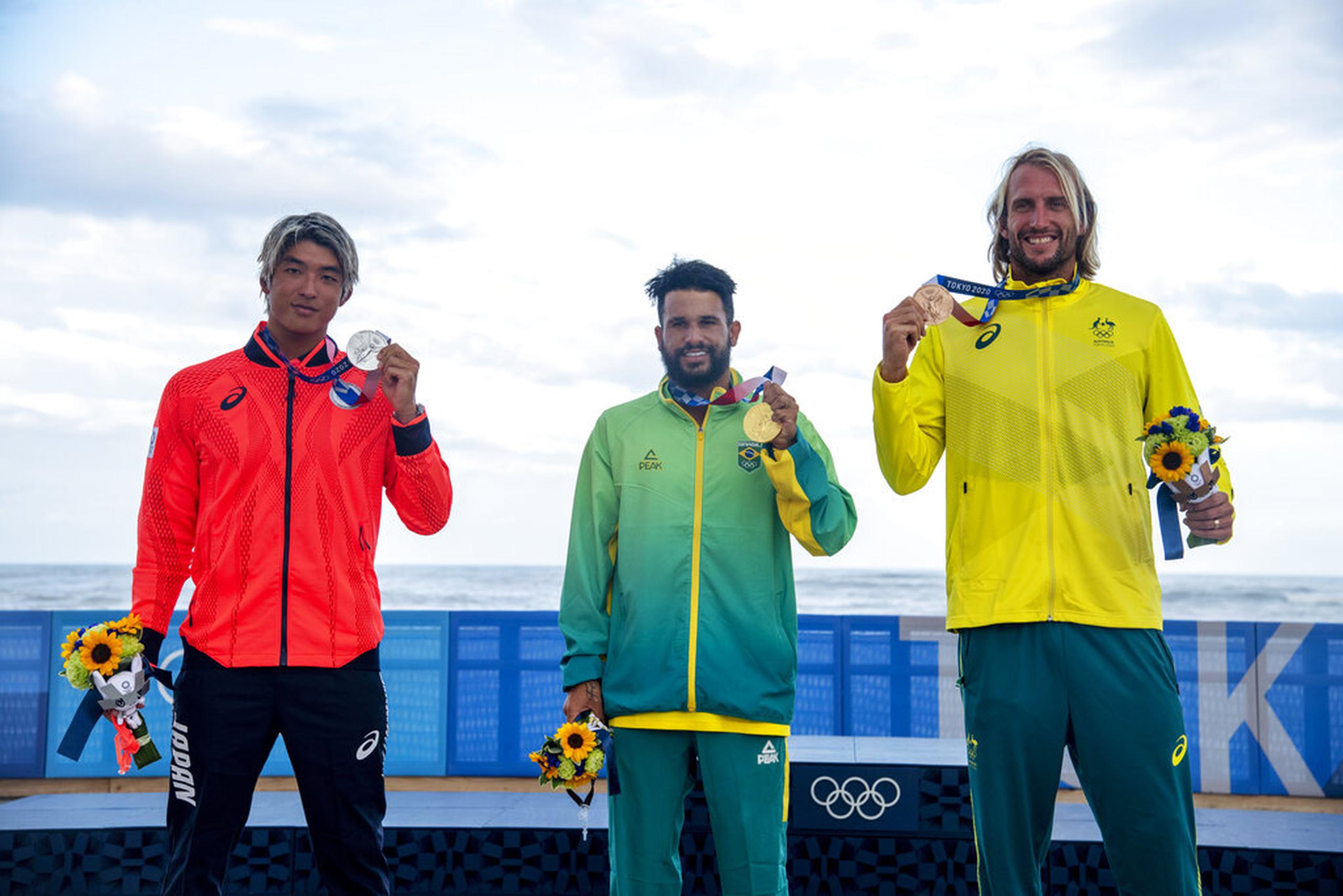Ítalo Ferreira de Brasil con la medalla de oro, Kanoa Igarashi de Japón con la medalla de plata, y Owen Wright de Australia con la medalla de bronce, posan en la competencia masculina de surf en los Juegos Olímpicos 2020, el 27 de julio de 2021, en la playa Tsurigasaki, en Ichinomiya, Japón.