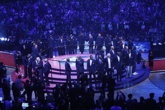 75 grandes jugadores seleccionados por la NBA fueron reconocidos durante el medio tiempo del Juego de Estrellas, celebrado el domingo en Cleveland. Presentes estuvieron la mayoría de ellos. Otros se ausentaron por razones personales; algunos otros ya fallecieron.