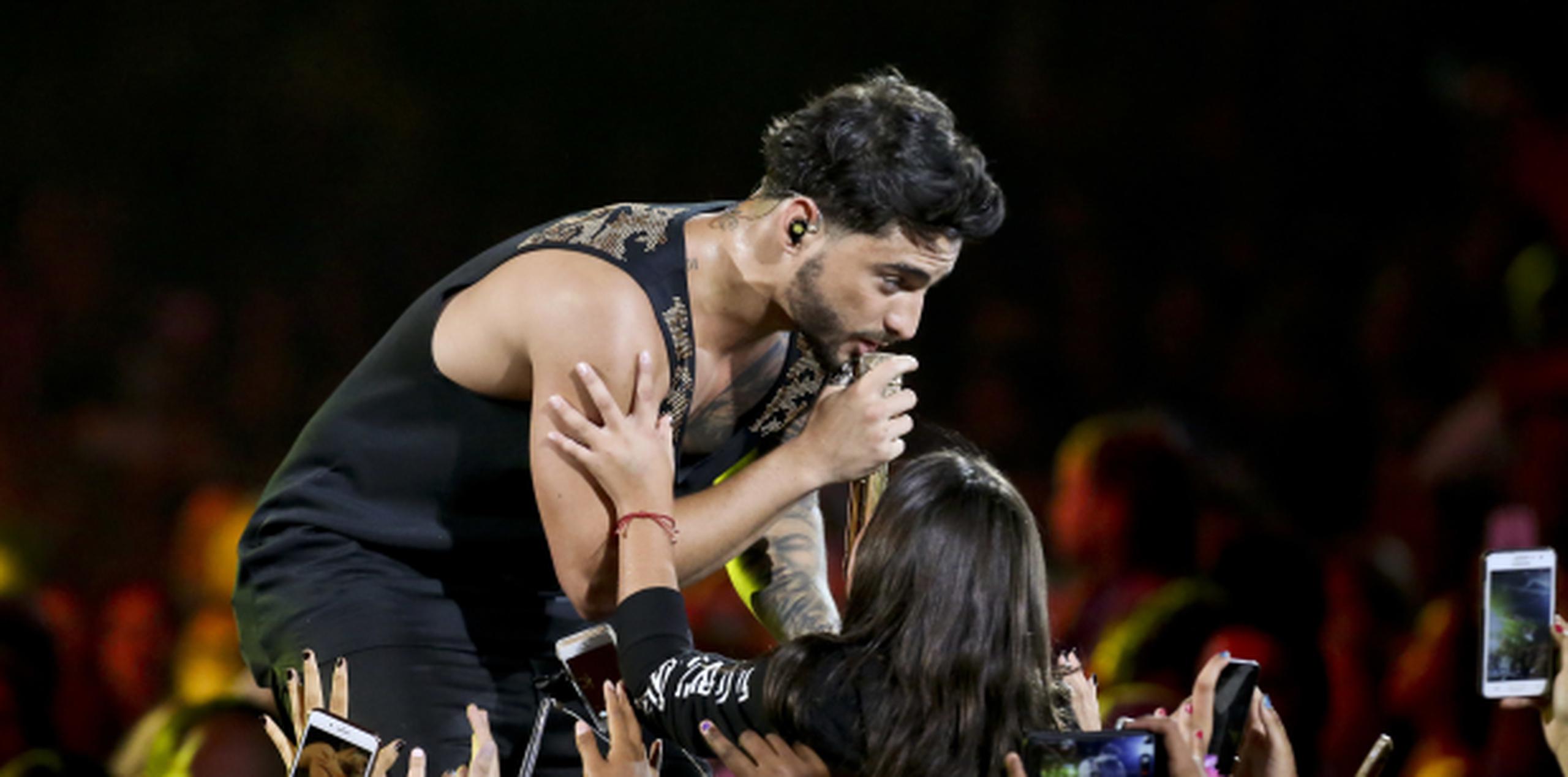 Maluma defendió su sencillo musical asegurando que él iba a cantar lo que el público solicitara. (AP / Esteban Félix)