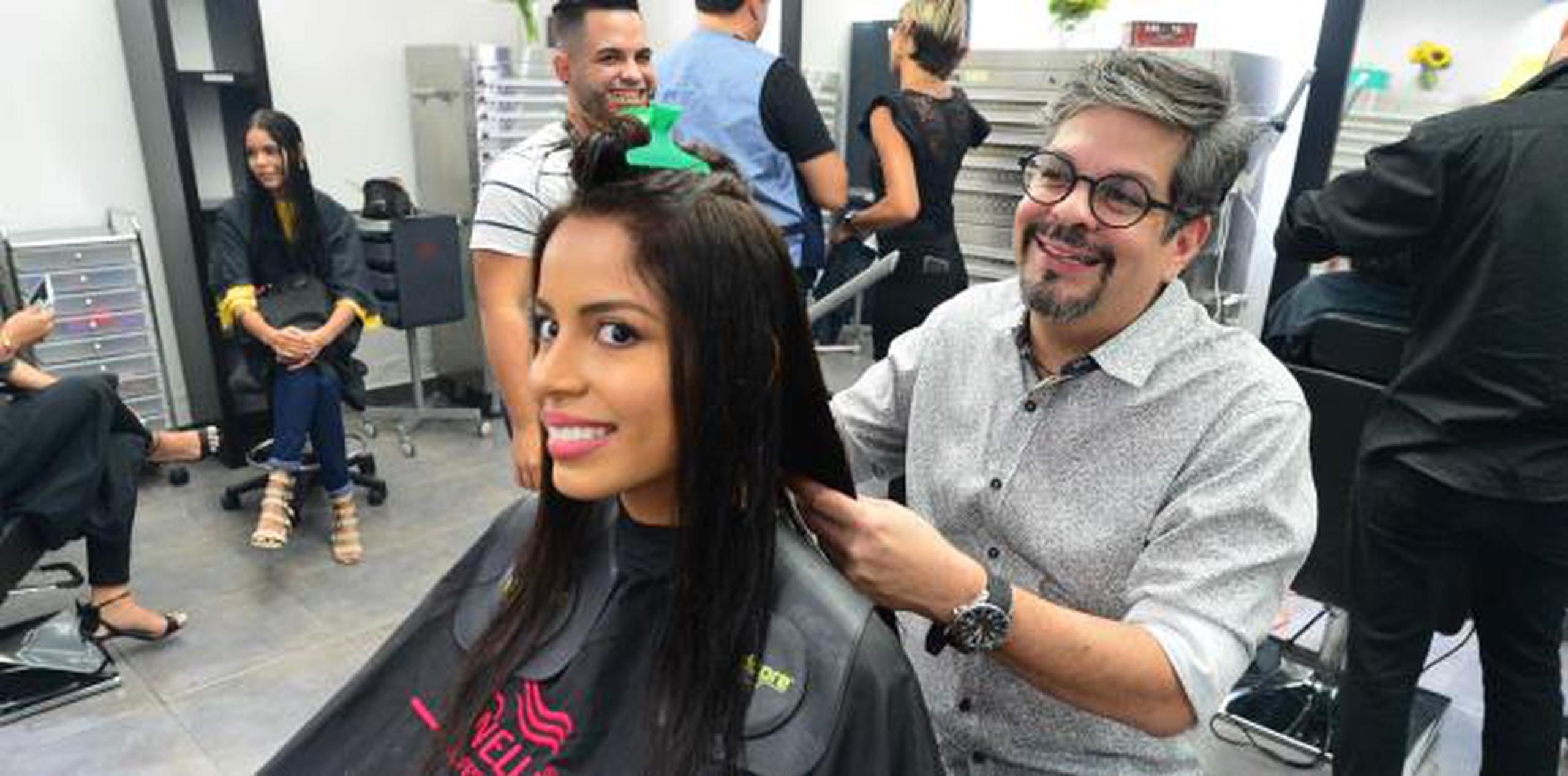 El estilista Ildefonso Torres, dueño de BIt Salon, prepara a la representante de Ponce,  Alexandra Porrata. (luis.alcaladelolmo@gfrmedia.com)