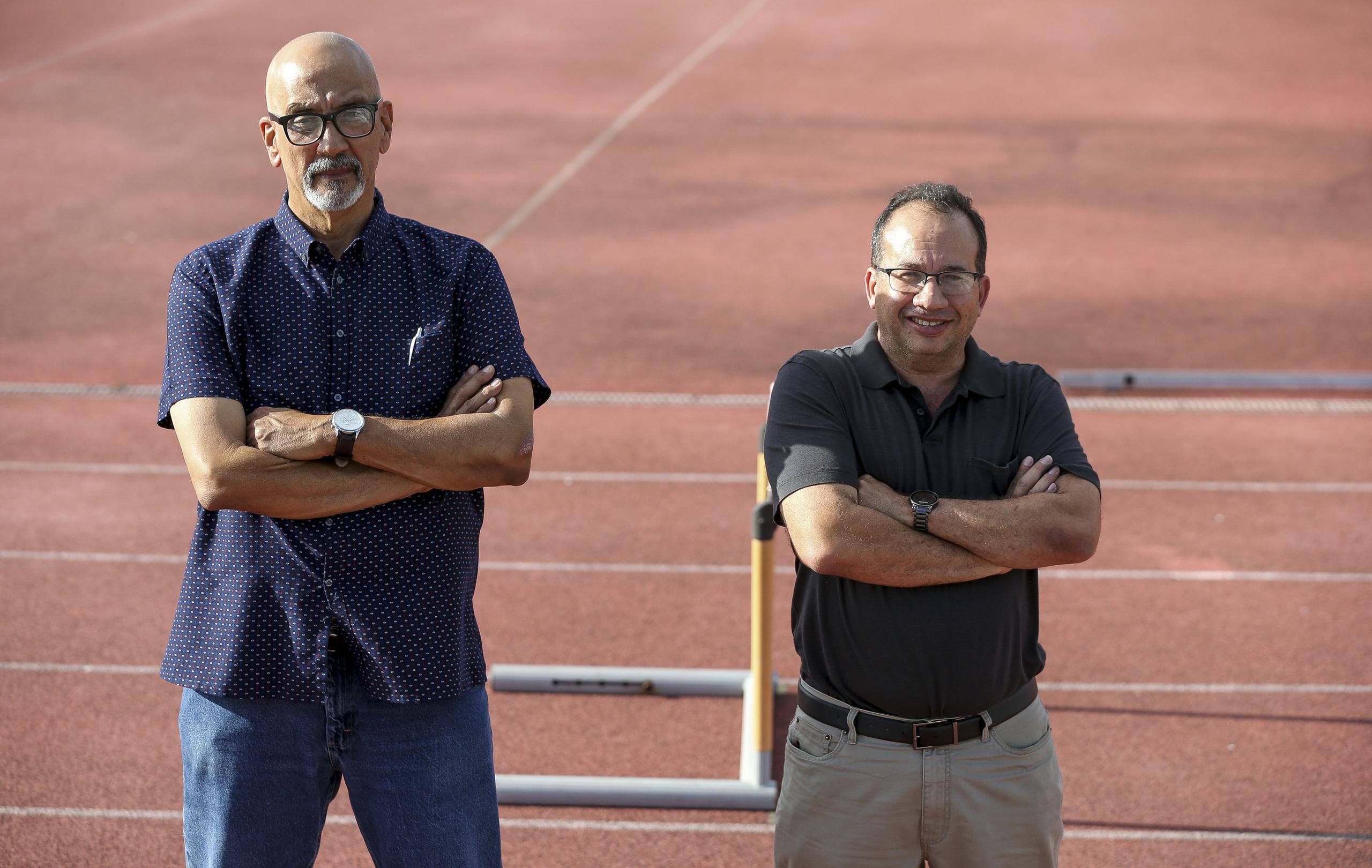 Luis Dieppa, presidente de la Federación de Atletismo, y el entrenador nacional Carlos Guzmán, vigilan el entrenamiento del martes en la pista del Turabo.
