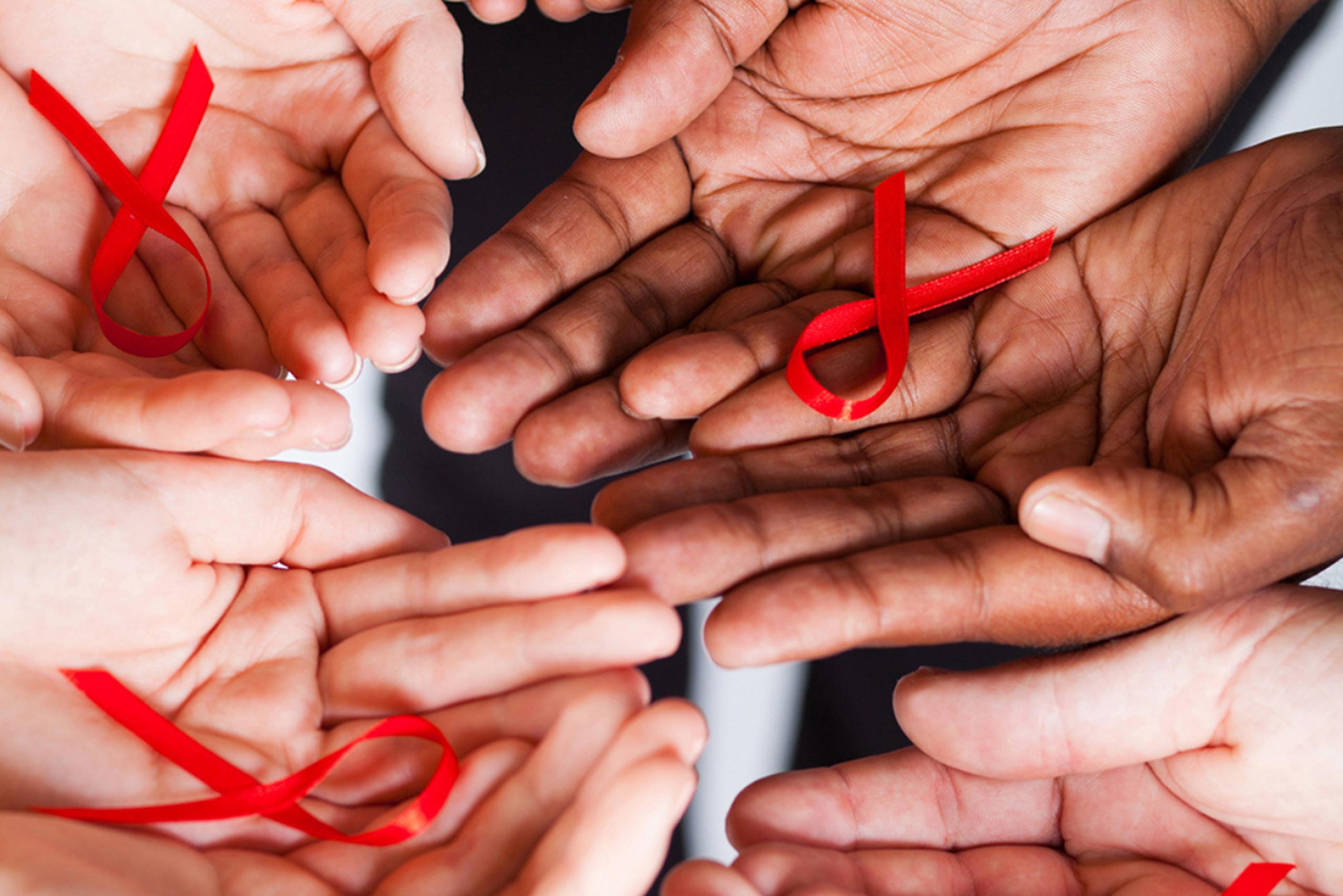 “El VIH es un virus singular y complejo que presenta desafíos sin precedentes para la creación de vacunas debido a su habilidad para atacar, trastornar y evadir el sistema inmunitario humano, dijo el jefe científico de J&J, doctor Paul Stoffel, en un comunicado.