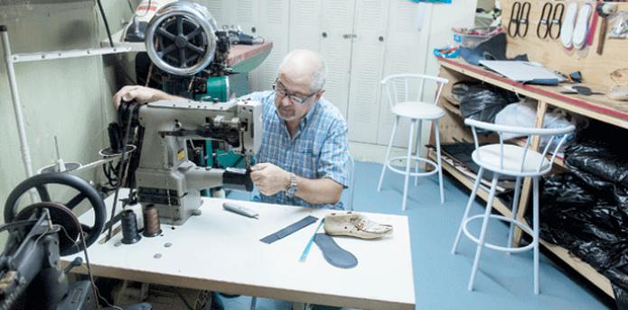 Carlos Torres realiza zapatos según la medida y necesidades de sus clientes. (PARA EL NORTE / ALVIN J. BÁEZ)