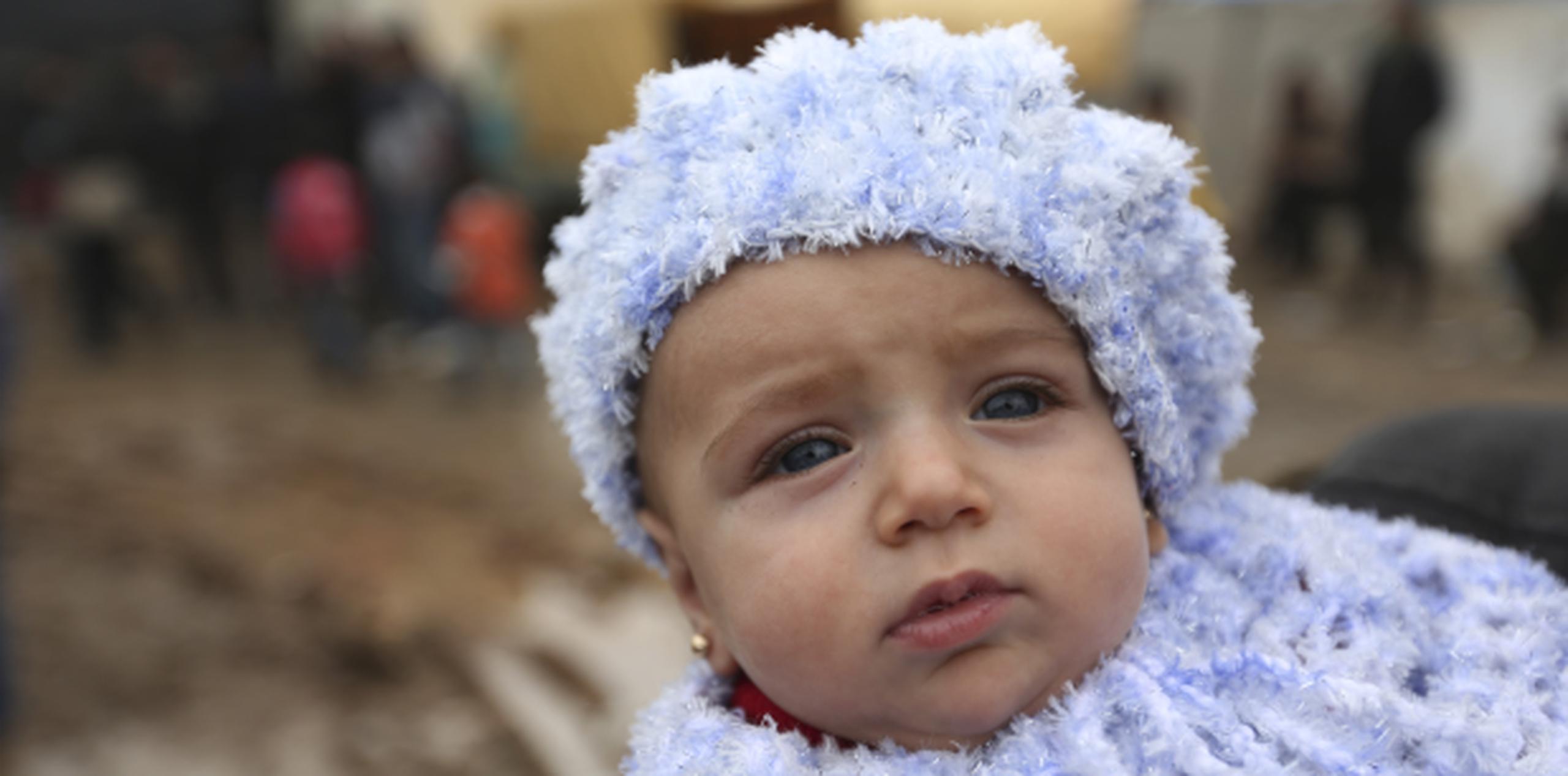 Este bebe sirio es uno de los refugiados de ese país en la frontera con Turquía, esto para escapar los bombardeos rusos y la guerra civil. (AP)