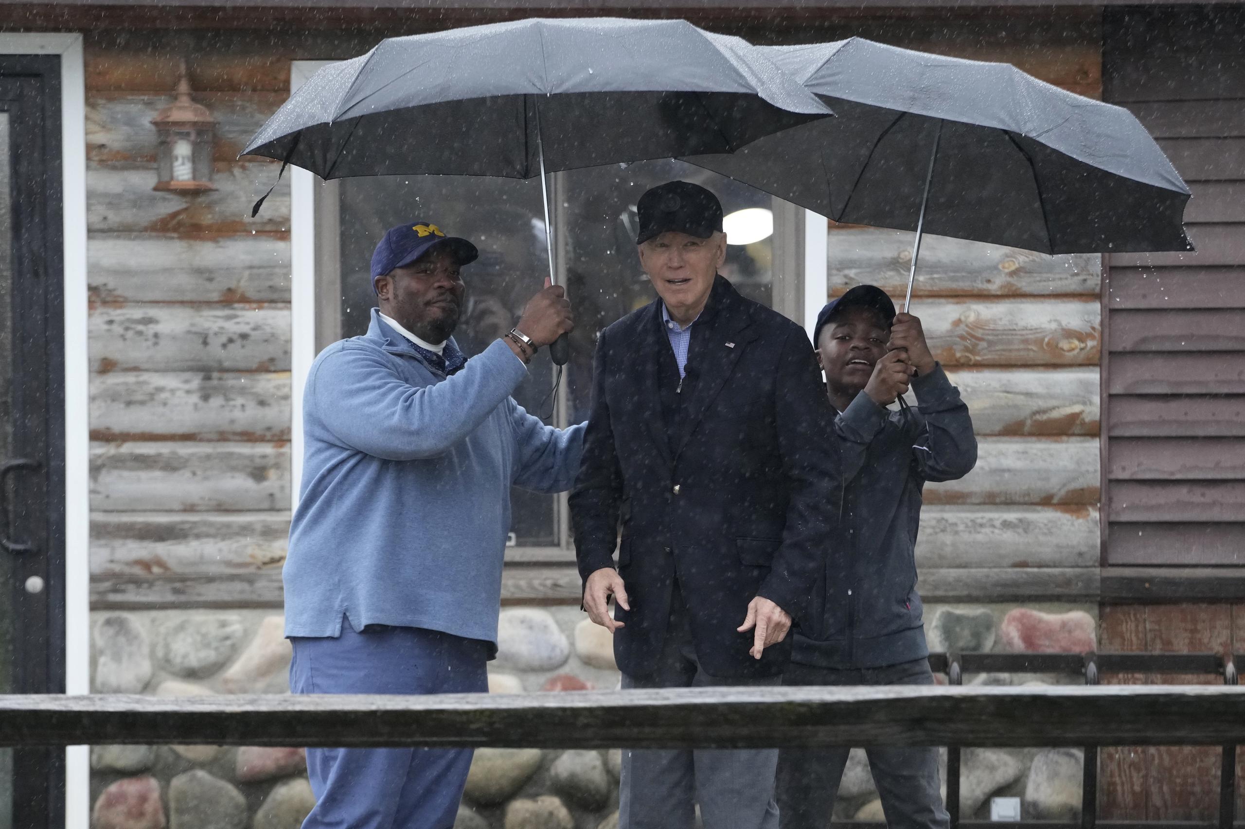 Durante su visita, Biden fue al patio delantero de las casas de dos líderes locales, ambos blancos, y se reunió con una familia negra en un campo de golf.