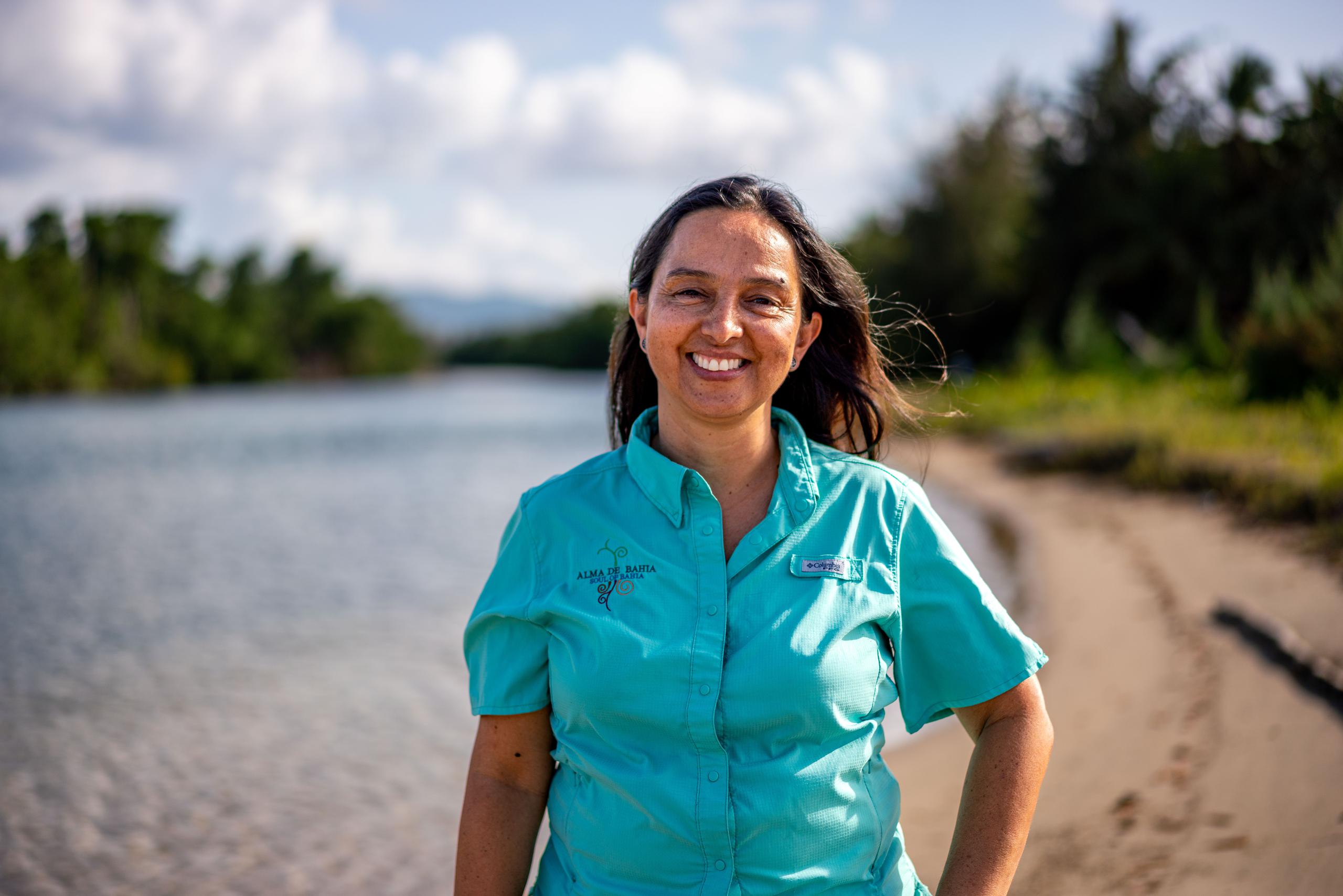 La bióloga Marcela Cañón, al frente de la Fundació Alma de Bahía, se encarga de cuidar, proteger y educar sobre la desembocadura y estuario del río Espíritu Santo, un lugar rico en biodiversidad marina y terrestre. 