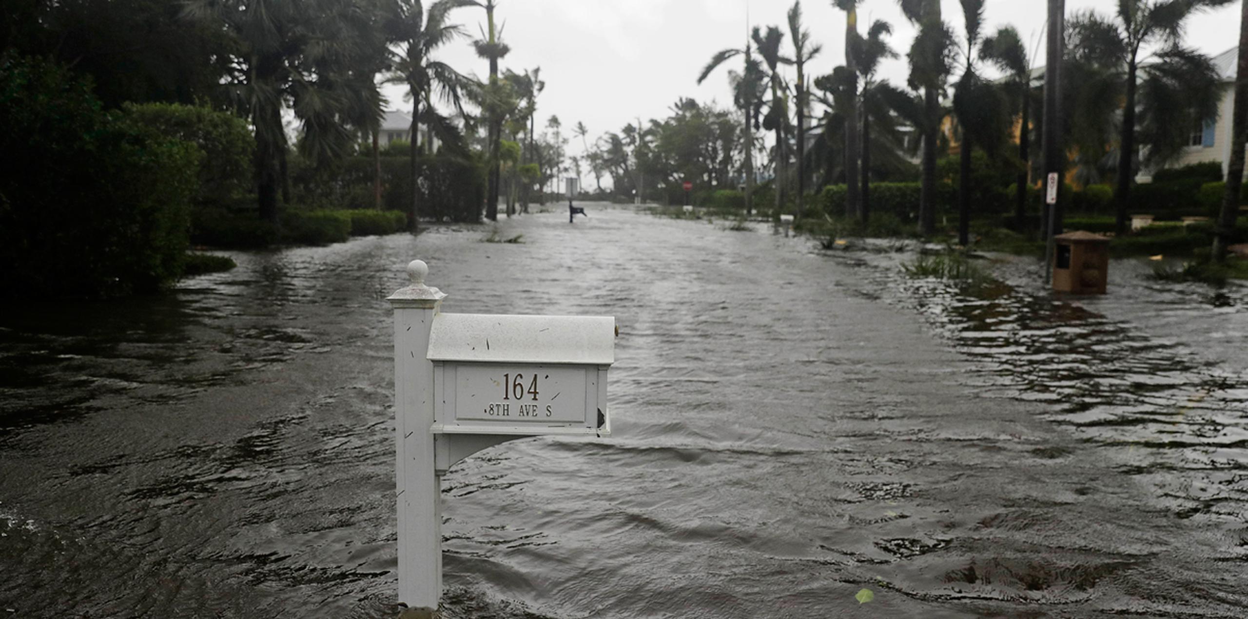 Vista de una calle inundada al paso del huracán Irma por Naples, Florida. (AP)