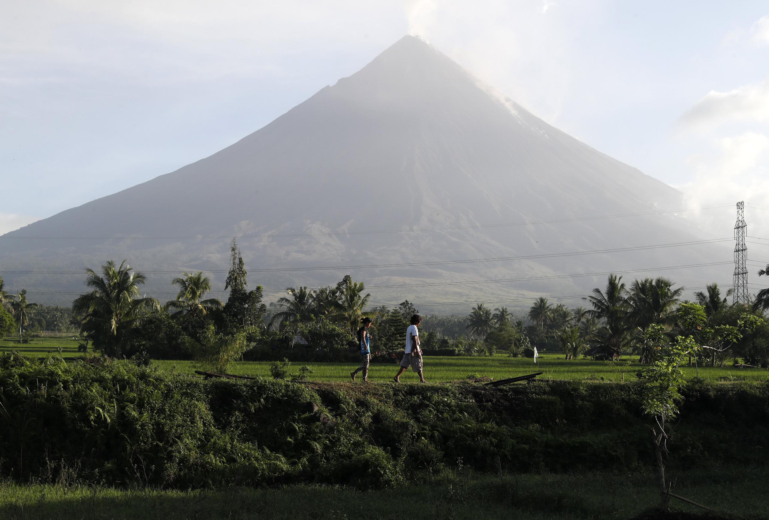 Las últimas erupciones del Taal y del Mayon, en 2020 y 2018, respectivamente, forzaron la evacuación de decenas de miles de personas y mantuvieron en alerta varios días a los residentes de Manila y Legazpi, las ciudades más cercanas.