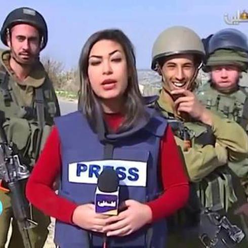Militares israelíes se burlan de periodista palestina en medio de transmisión en vivo