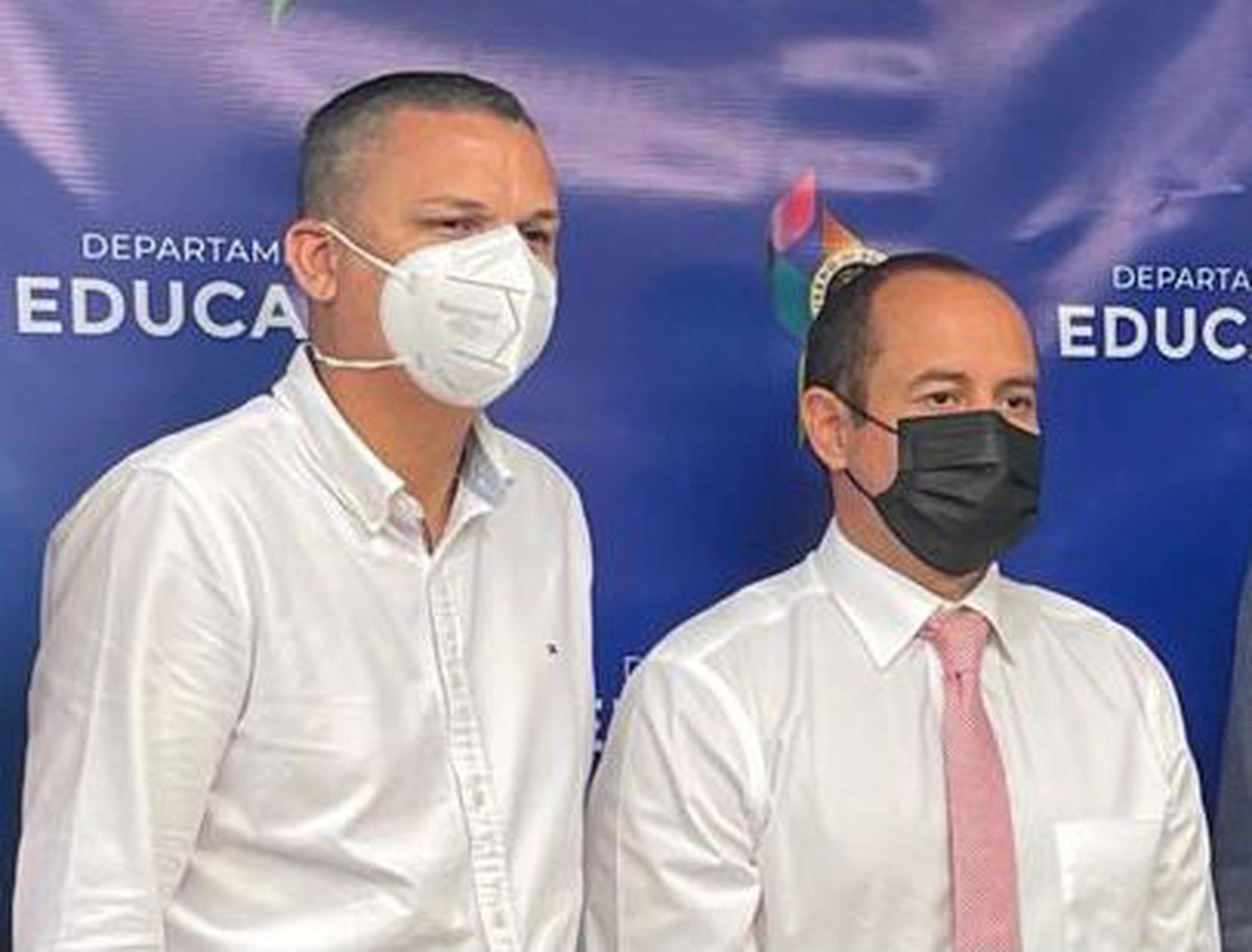 De izquierda a derecha, el alcalde de Guánica, Ismael ‘Titi’ Rodríguez Ramos, y el subsecretario de administración del Departamento de Educación (DE), Jesús González.