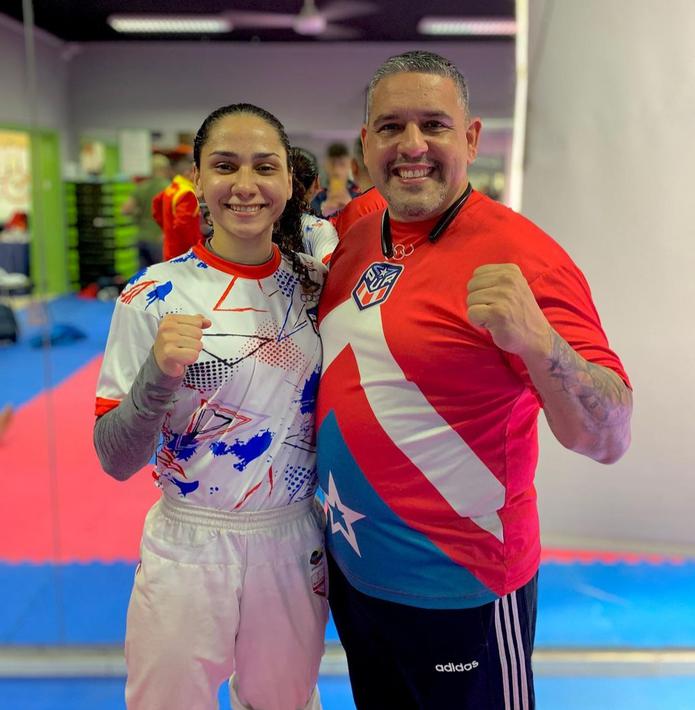 Janessa Fonseca junto a su entrenador Ricardo Rivera.