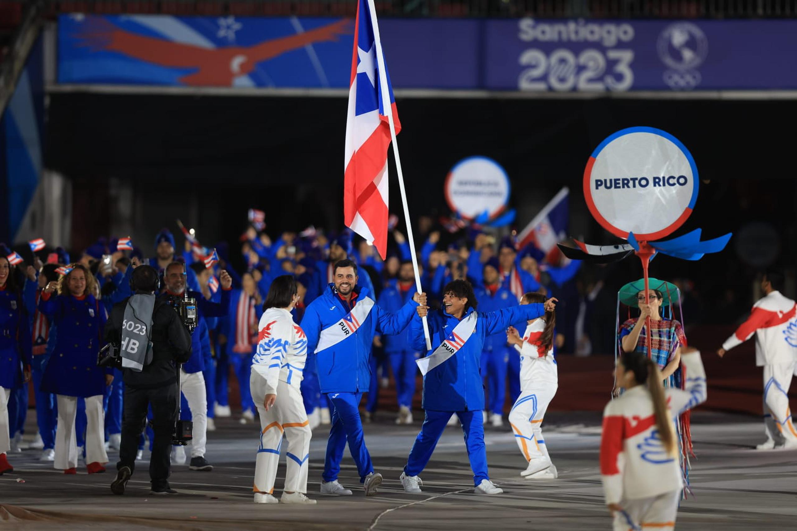 La judoca María Pérez y el arquero Jean Pizarro lideran a la delegación de Puerto Rico durante la ceremonica de inauguración de los Juegos Panamericanos Santiago 2023.