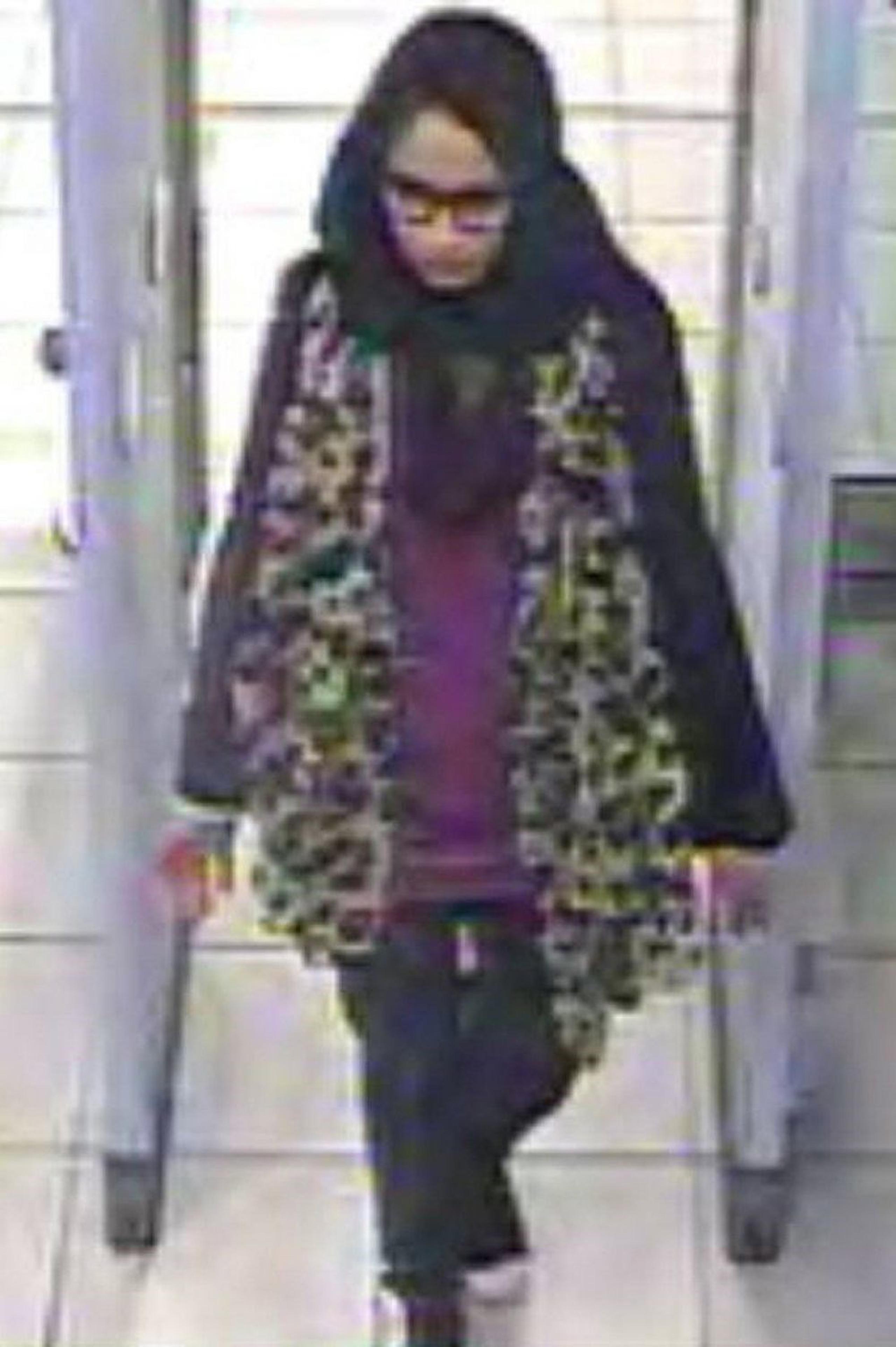 Esta foto tomada en febrero de 2015 muestra a Shamima Begum, viajando a Siria para unirse al Estado Islámico. (AP)