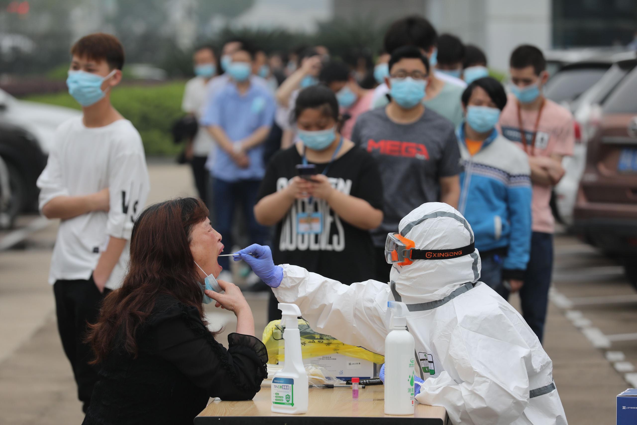 El Ministerio de Relaciones Exteriores de China negó el mes pasado que se hubiera requerido a diplomáticos estadounidenses en el país que se sometieran a pruebas de hisopado anal para detectar COVID-19.