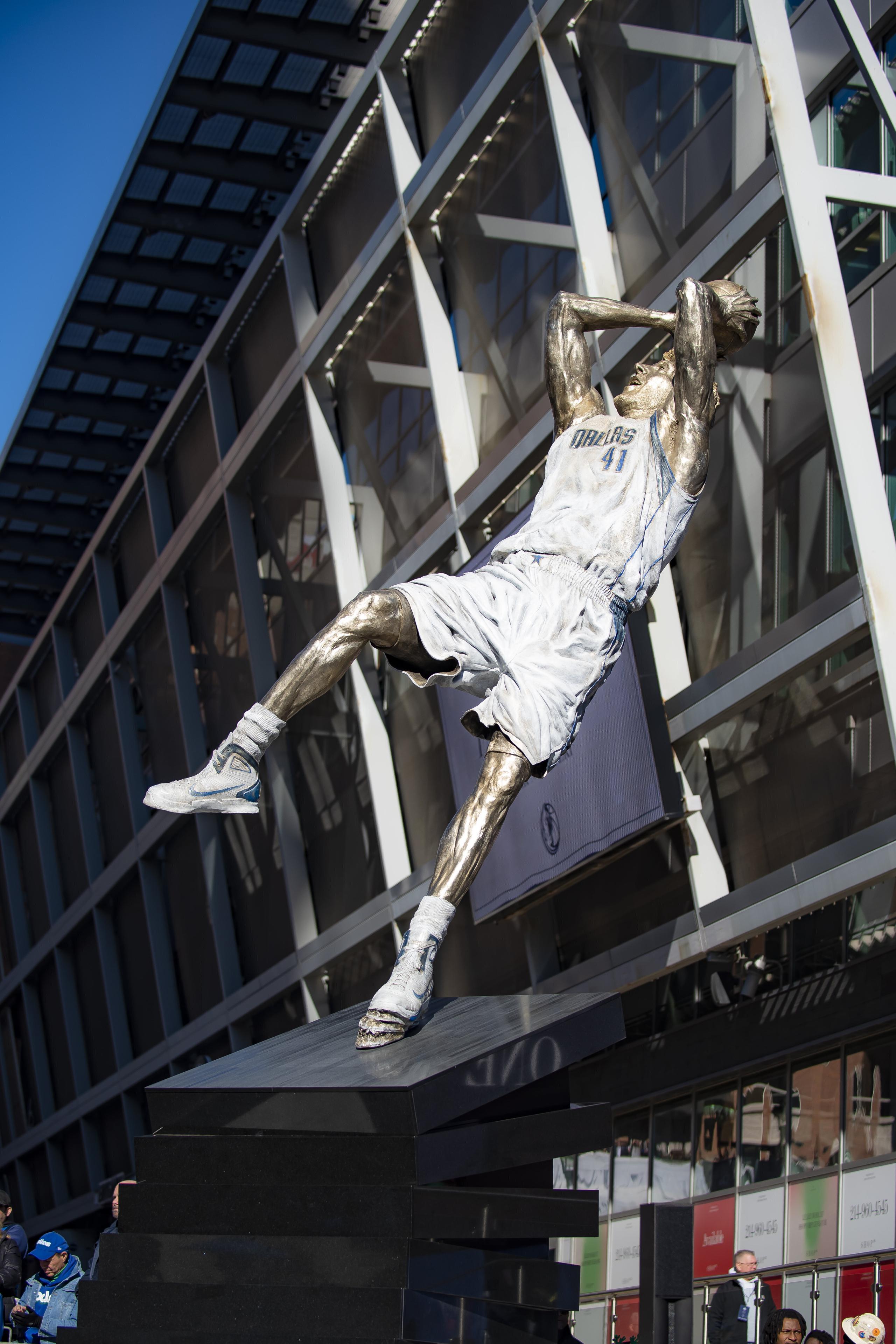La estatua de Dirk Nowitzki afuera del American Airlines Center es develada antes del encuentro de los Mavericks de Dallas ante los Lakers de Los Ángeles el domingo 25 de diciembre del 2022. (AP Foto/Emil T. Lippe)