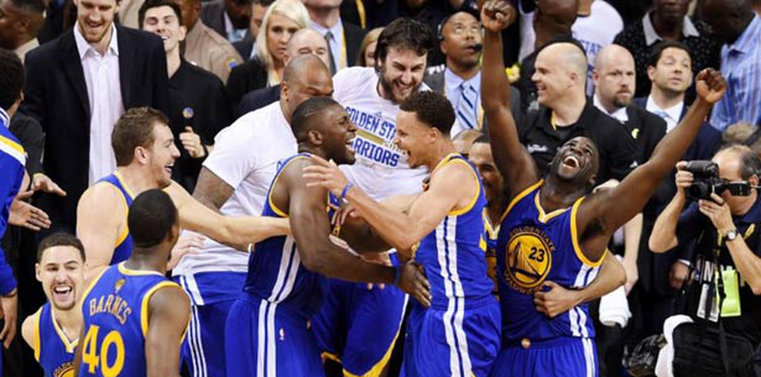 Stephen Curry y los Warriors culminaron la tarea de una temporada de ensueño en la que fueron el mejor equipo de la liga y derrotaron a los Cavaliers del  autoproclamado mejor jugador del mundo. (AFP)