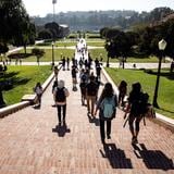 Personal universitario de California se va a huelga para exigir mejor paga