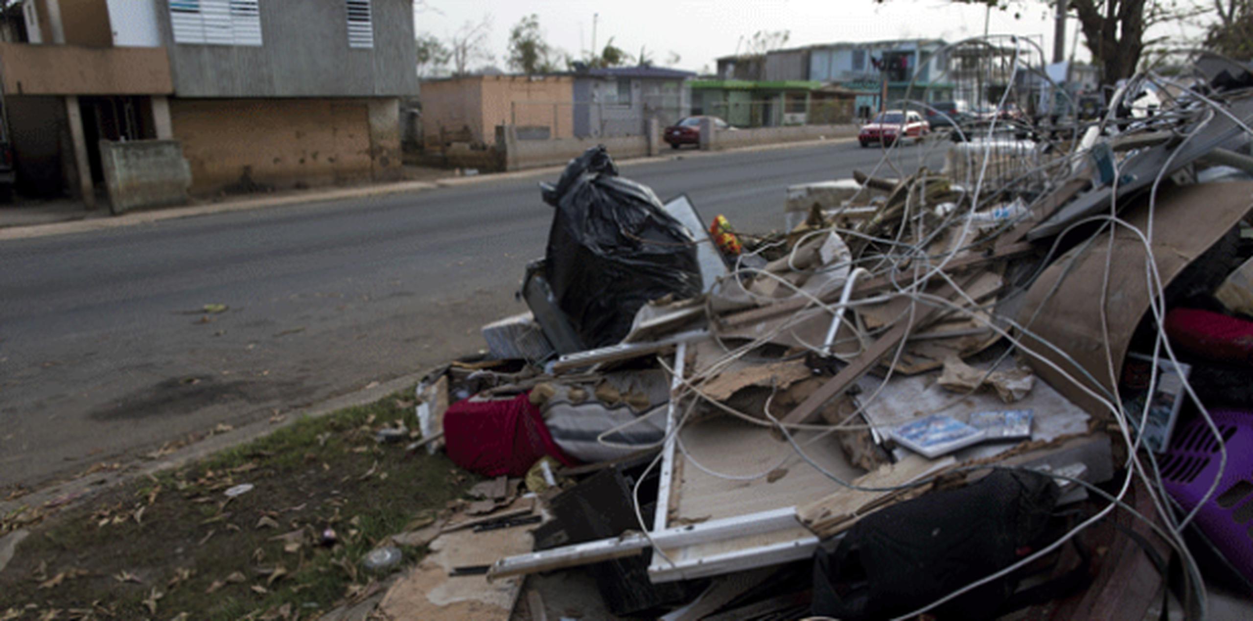 Tras el embate del huracán María, se han generado muchos desperdicios en los hogares. (xavier.araujo@gfrmedia.com)