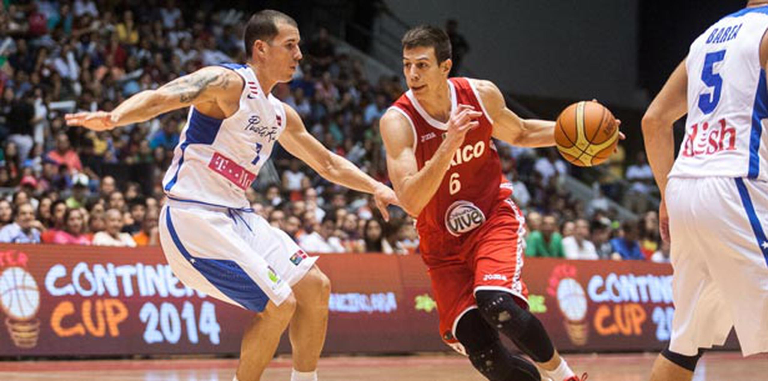Román Martínez, en gestión de ataque frente a Carlos Rivera, terminó el juego con 14 puntos. (FIBA Américas / Samuel Vélez)
