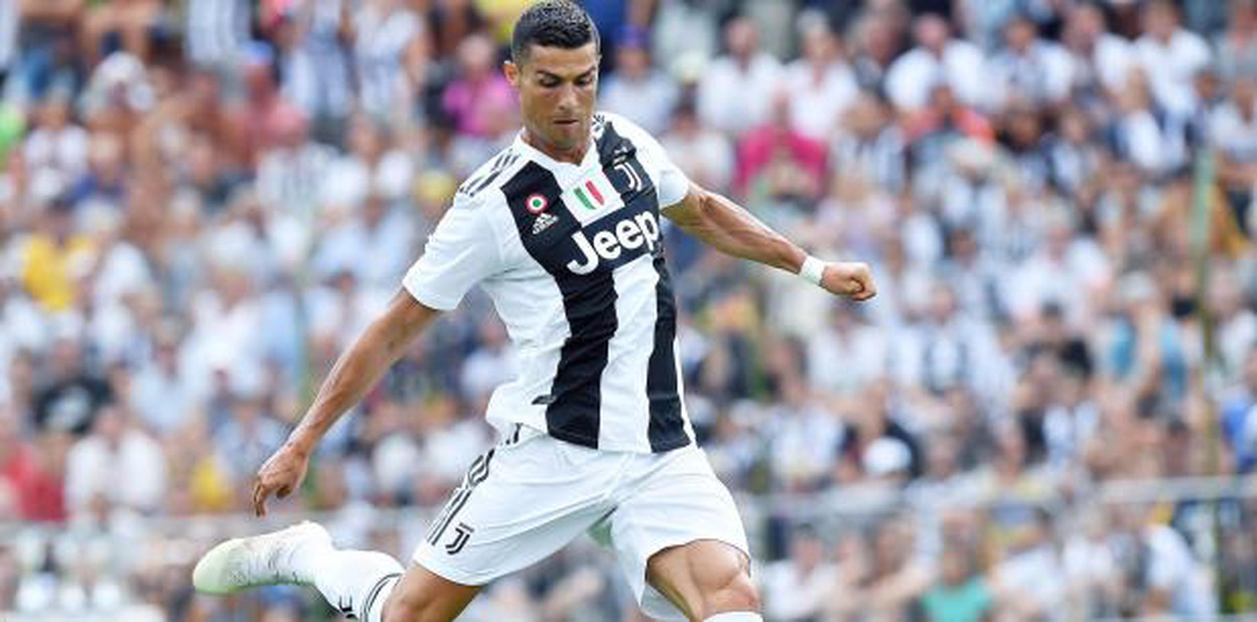 Ronaldo, por el que el Juventus pagó 112 millones de euros al Real Madrid, saltará al campo hoy en el estadio Bentegodi de Verona. (EFE)