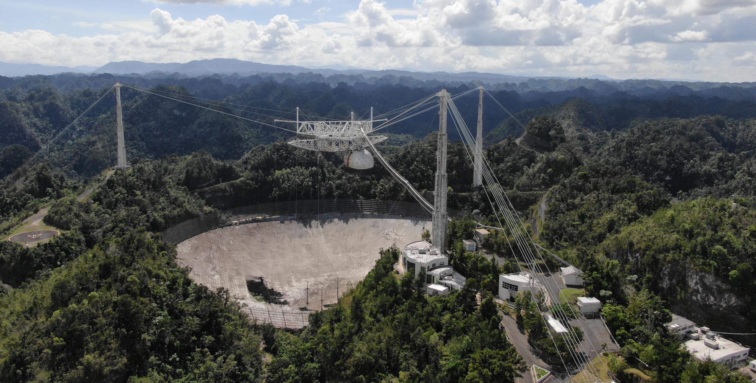 Se indicó que entre las instituciones que sometieron propuesta para operar la estructura por los próximos cinco años, está la Universidad de Puerto Rico en Mayagüez. En la foto, el desaparecido radiotelescopio.