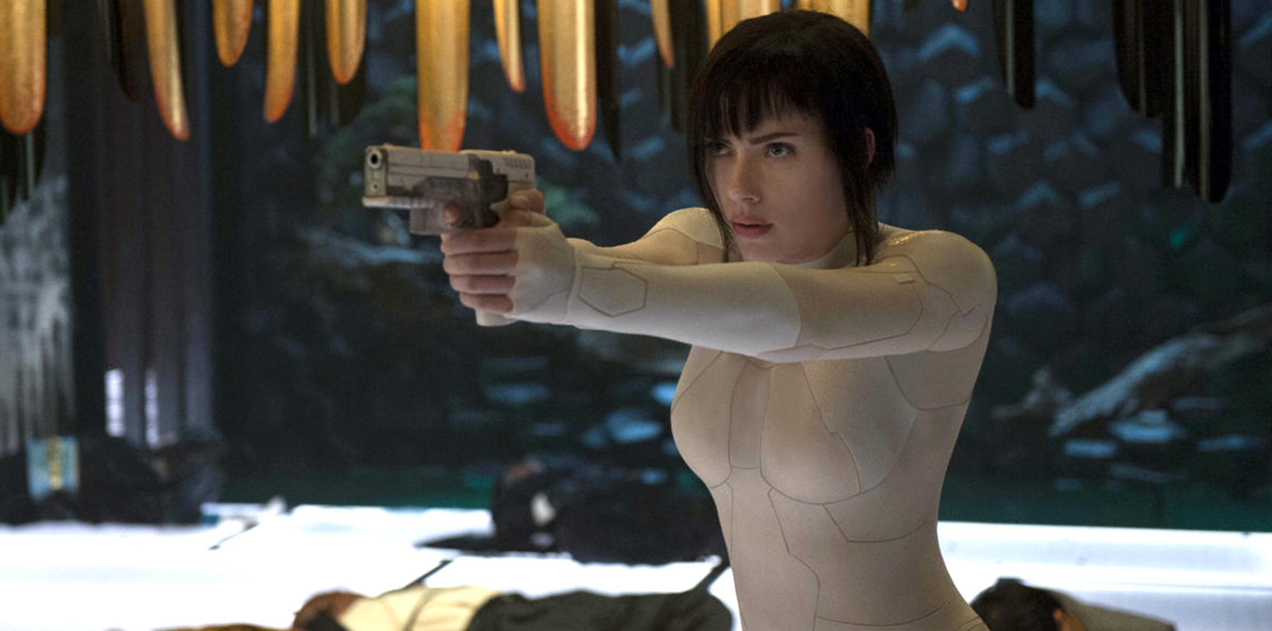 Scarlett Johansson interpreta a la "Mayor", lider de un equipo antiterrorismo cibernético. 
