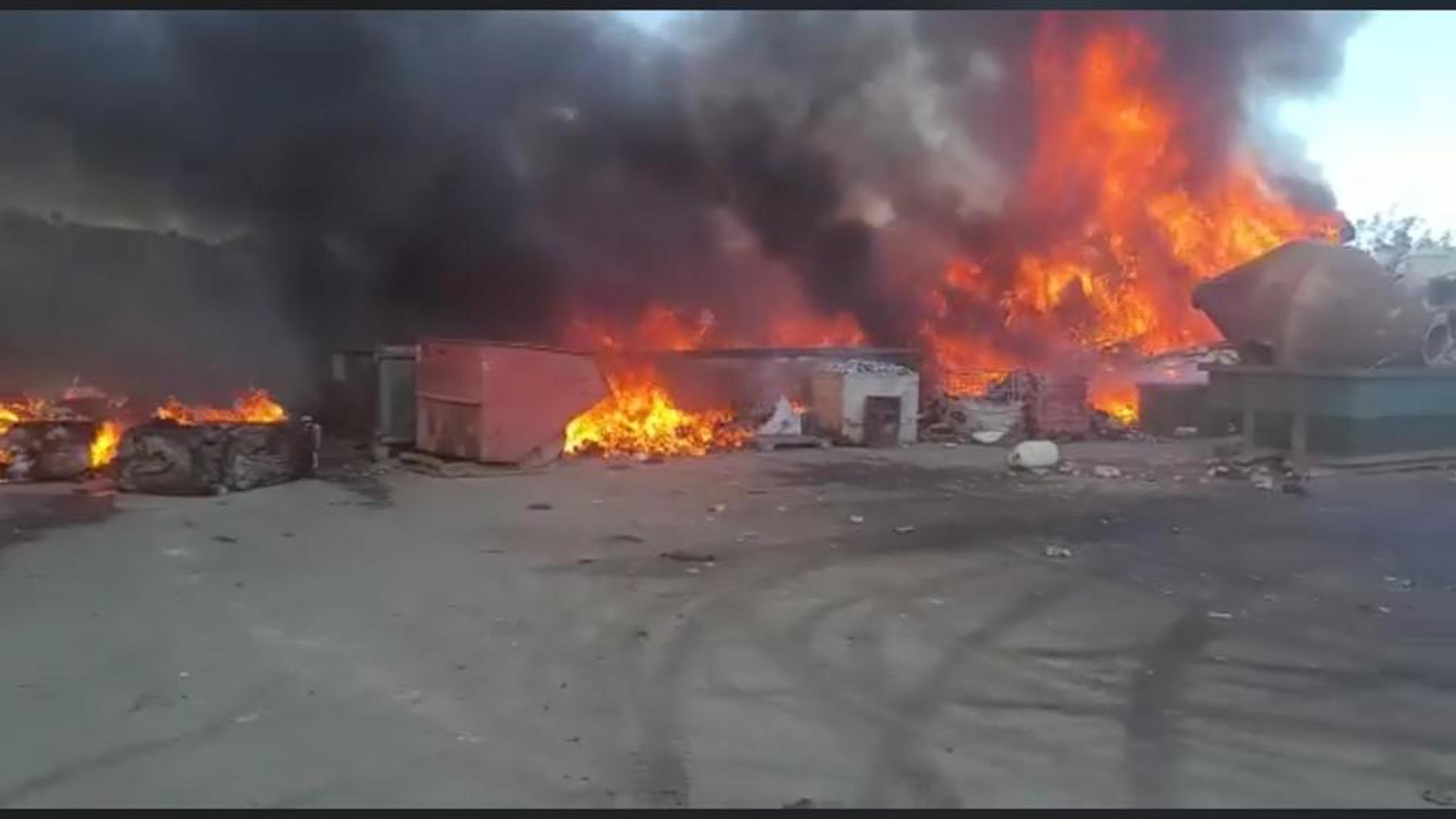 Incendio en planta de reciclaje localizada en la carretera PR-688, en el barrio Sabana, en Vega Baja.