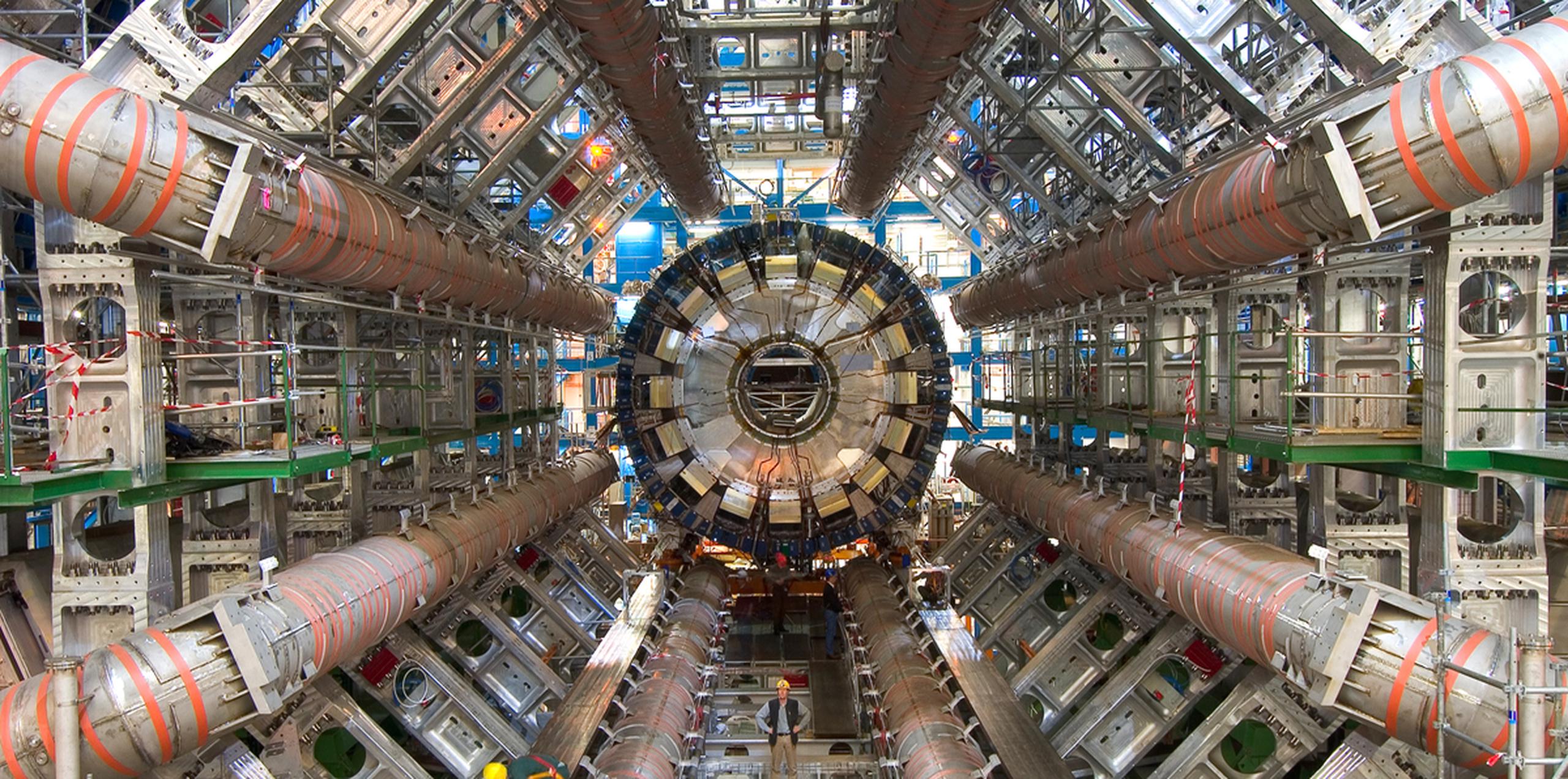 En varios experimentos realizados en el LHCb (Large Hadron Collider beauty experiment) -uno de los detectores de partículas en funcionamiento instalados en el Gran Colisionador de Hadrones (LHC)- los físicos han observado cinco desintegraciones raras de mesones B (partículas compuestas por quarks y antiquarks) que discrepan del Modelo Estándar de Física.