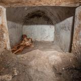 Hallan tumba con cuerpo momificado en Pompeya
