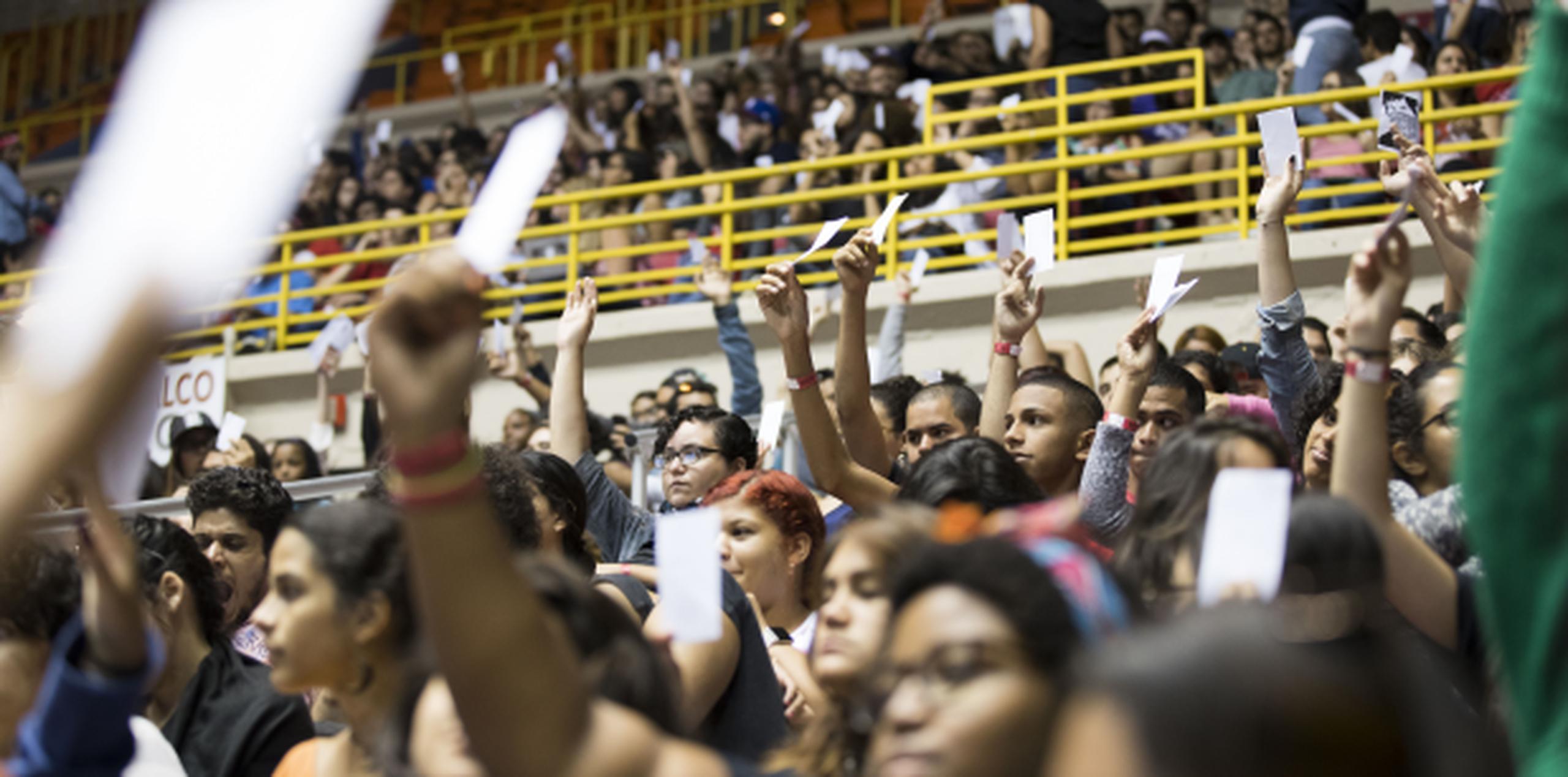Cientos de estudiantes de la UPR Río Piedras acudieron al Coliseo Roberto Clemente para participar de la asamblea en la que se espera un voto sobre si continuar o no con la huelga. (tonito.zayas@gfrmedia.com)