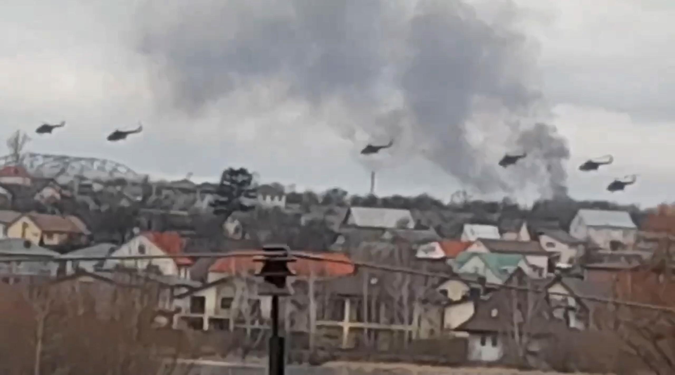 Imagen divulgada por la policía ucraniana en la que se ve helicópteros rusos sobrevolando las afueras de Kiev. El ejército ruso inició la noche del miércoles la invasión sobre Ucrania.