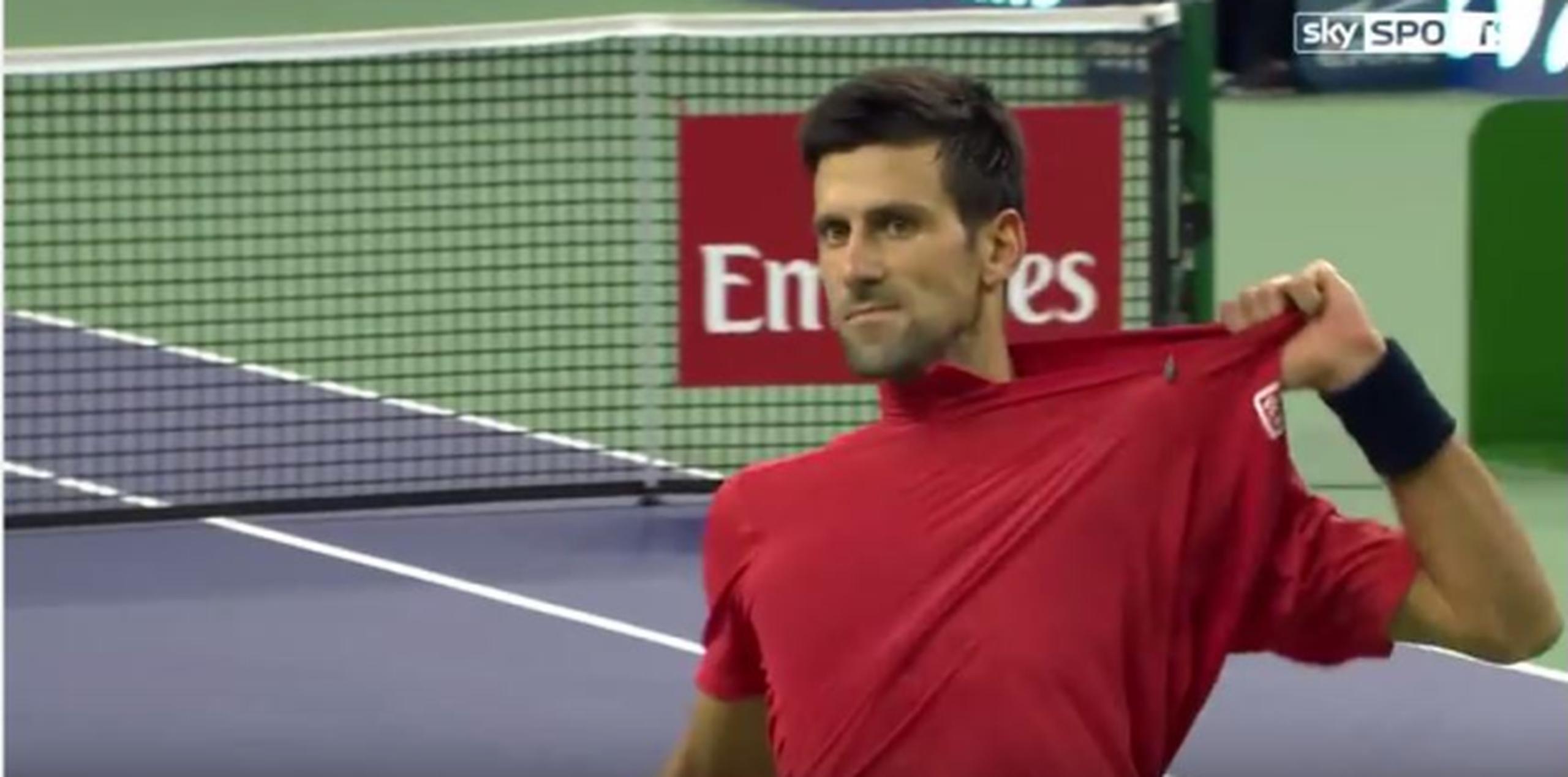 Novak Djokovic rompe su camiseta tras perder un punto en su partido de semifinales del Masters de Shanghai ante Roberto Bautista. (Captura)