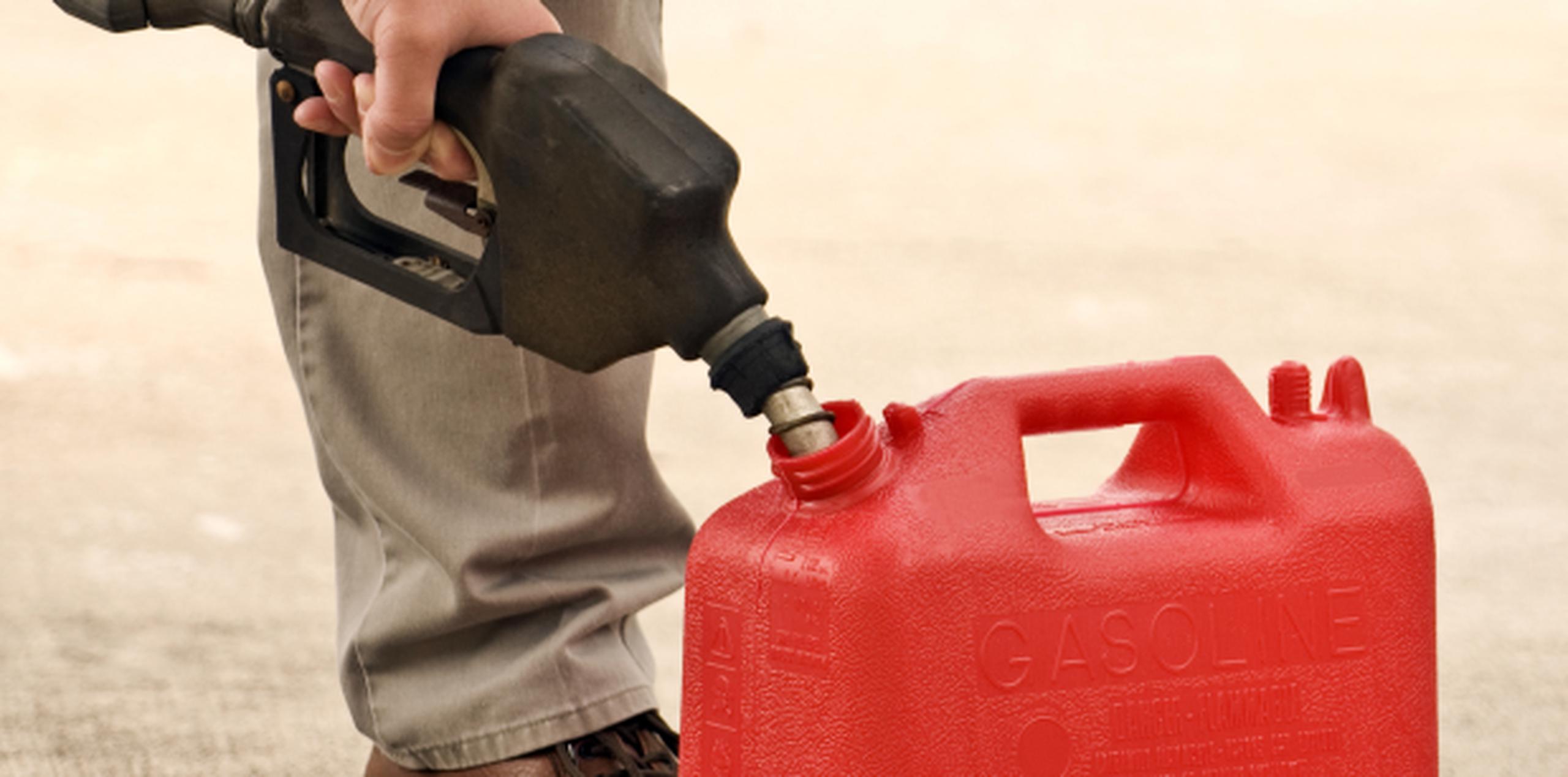 No batas el recipiente cuando hayas depositado gasolina. (Shutterstock)