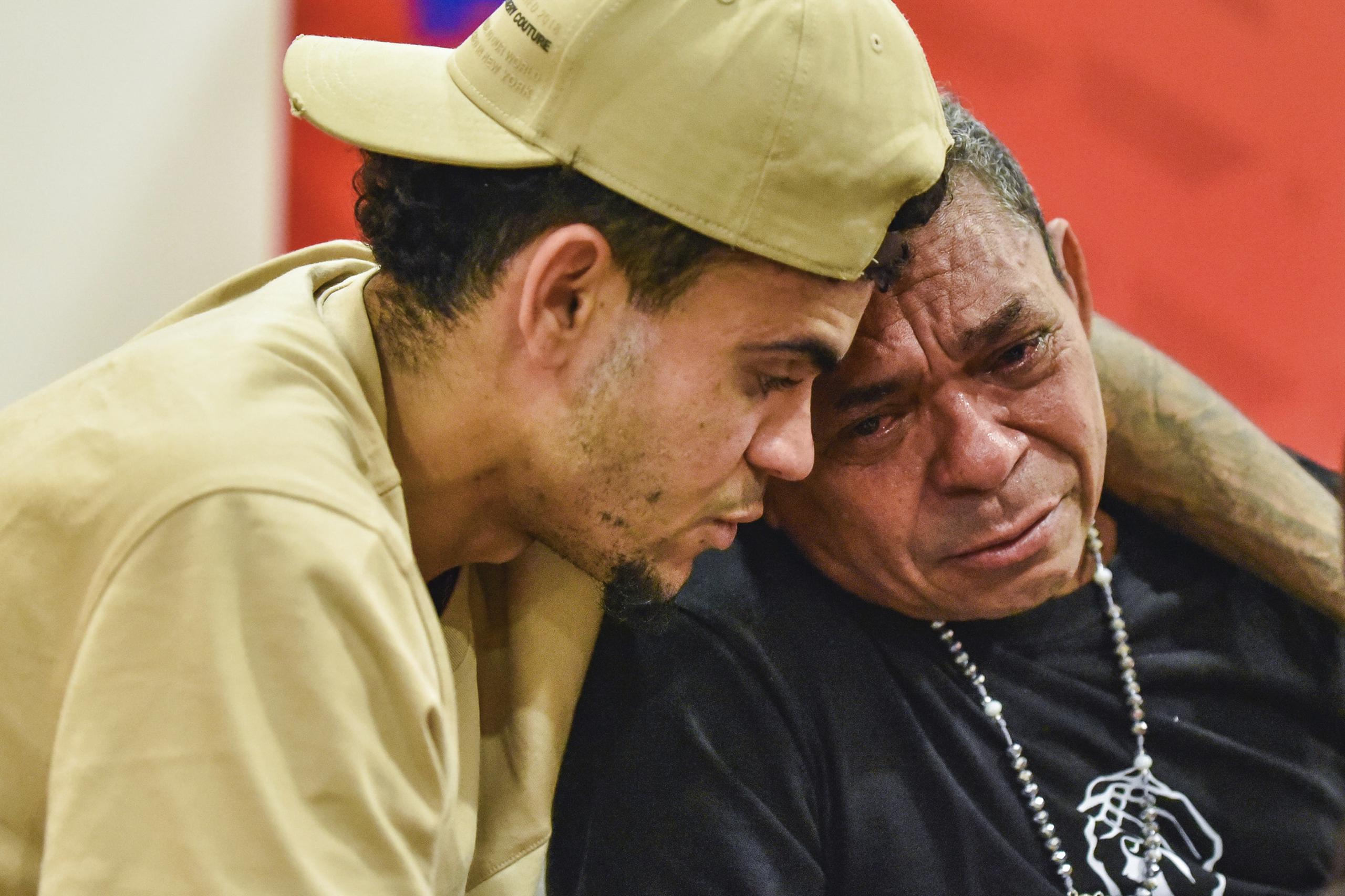 Luis Díaz, a la izquierda, reunido con su padre Luis Manuel Díaz, días después de que su padre fuera liberado por sus secuestradores, en Barranquilla, Colombia.