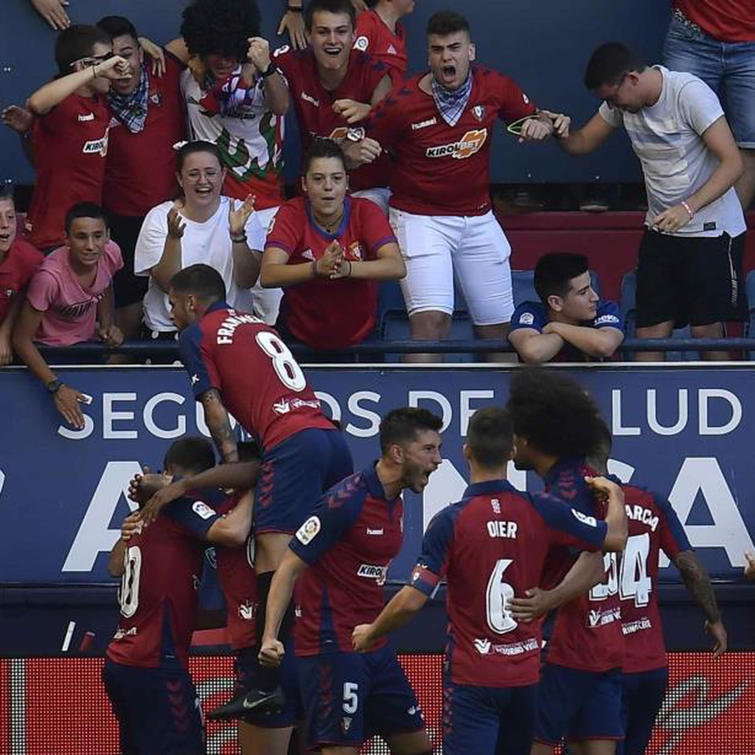 Jugadores y fanáticos de Osasuna celebran un gol. (AP / Alvaro Barrientos)