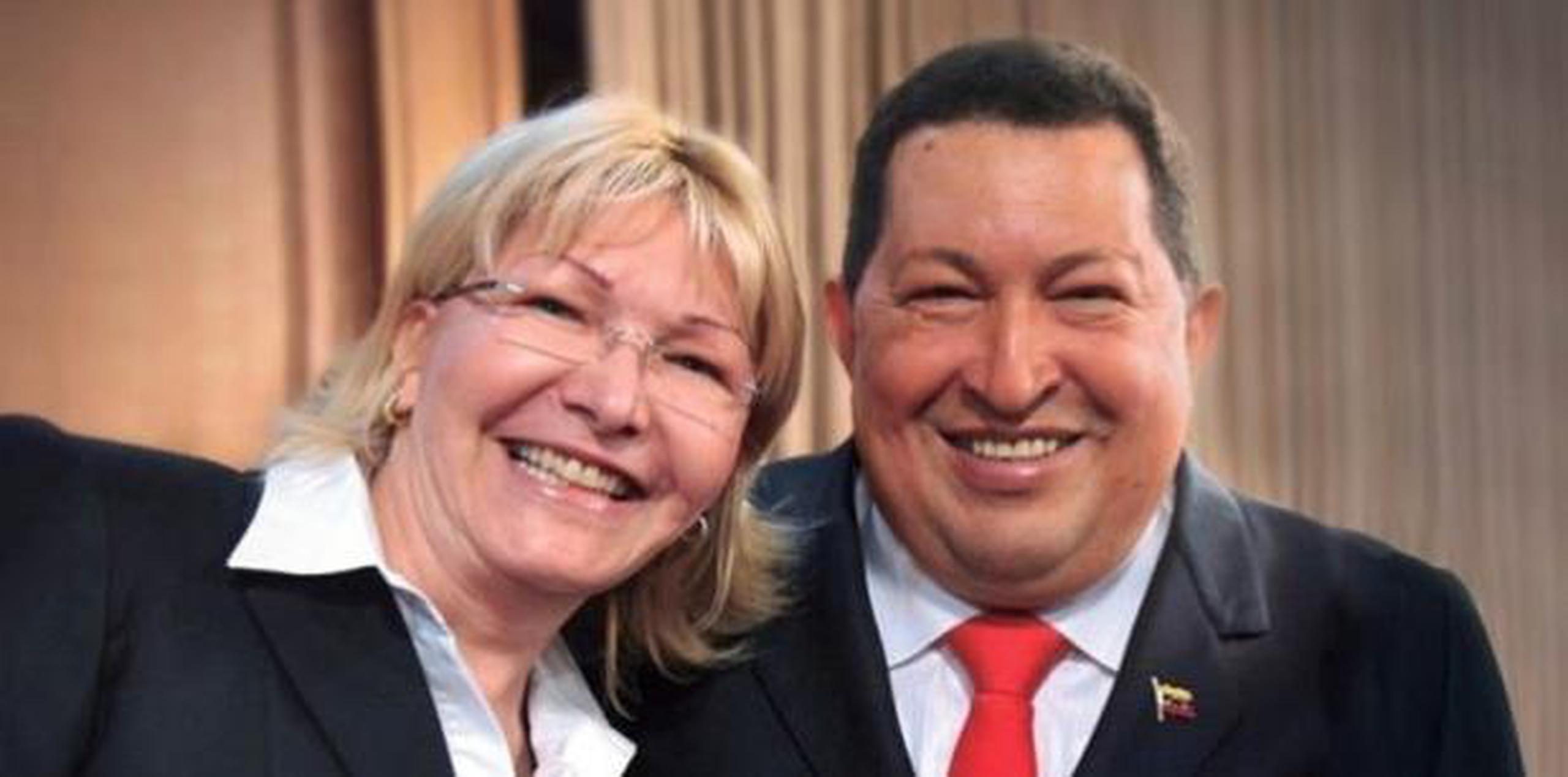 La ex fiscal general Luisa Ortega junto con el fallecido ex presidente Hugo Chávez. (GDA)