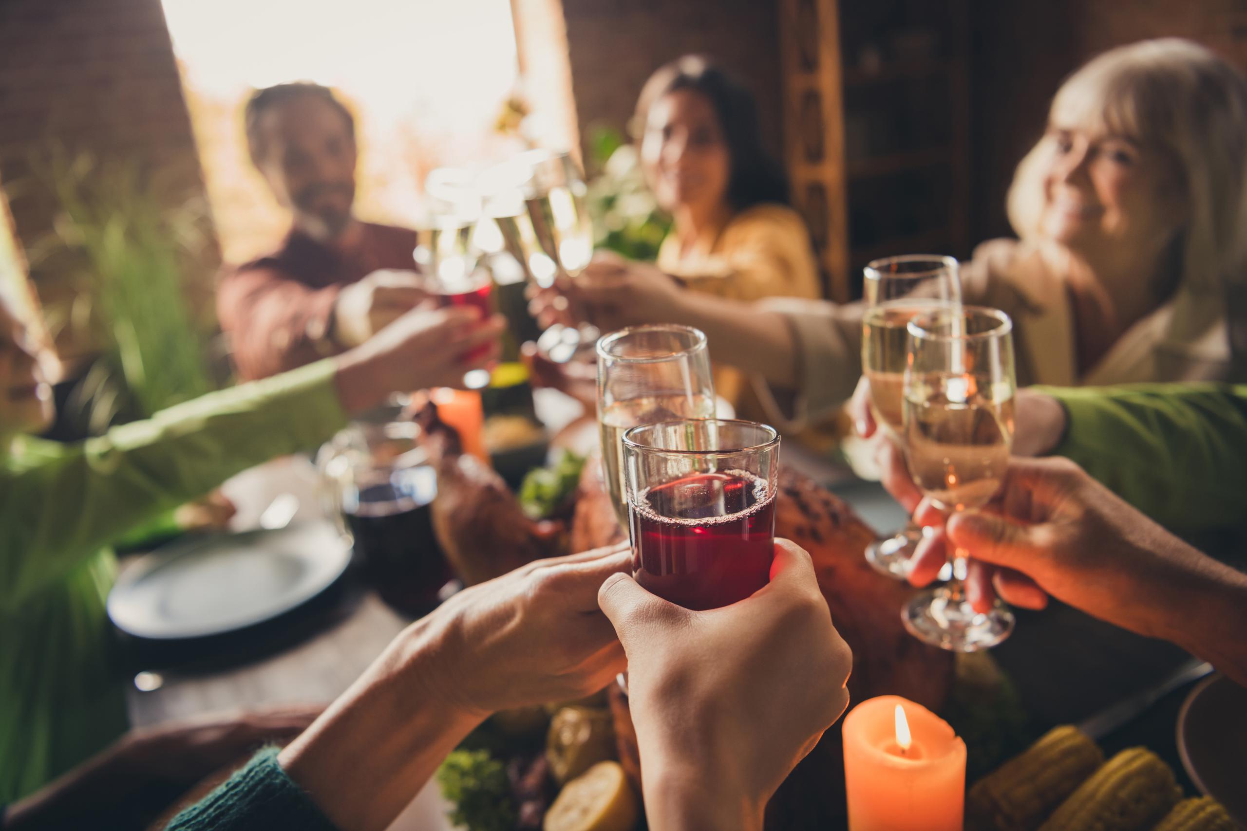 Además de tener en cuenta la moderación al momento de comer, ser comedido con la ingesta de bebidas alcohólicas es vital para la seguridad de los invitados.