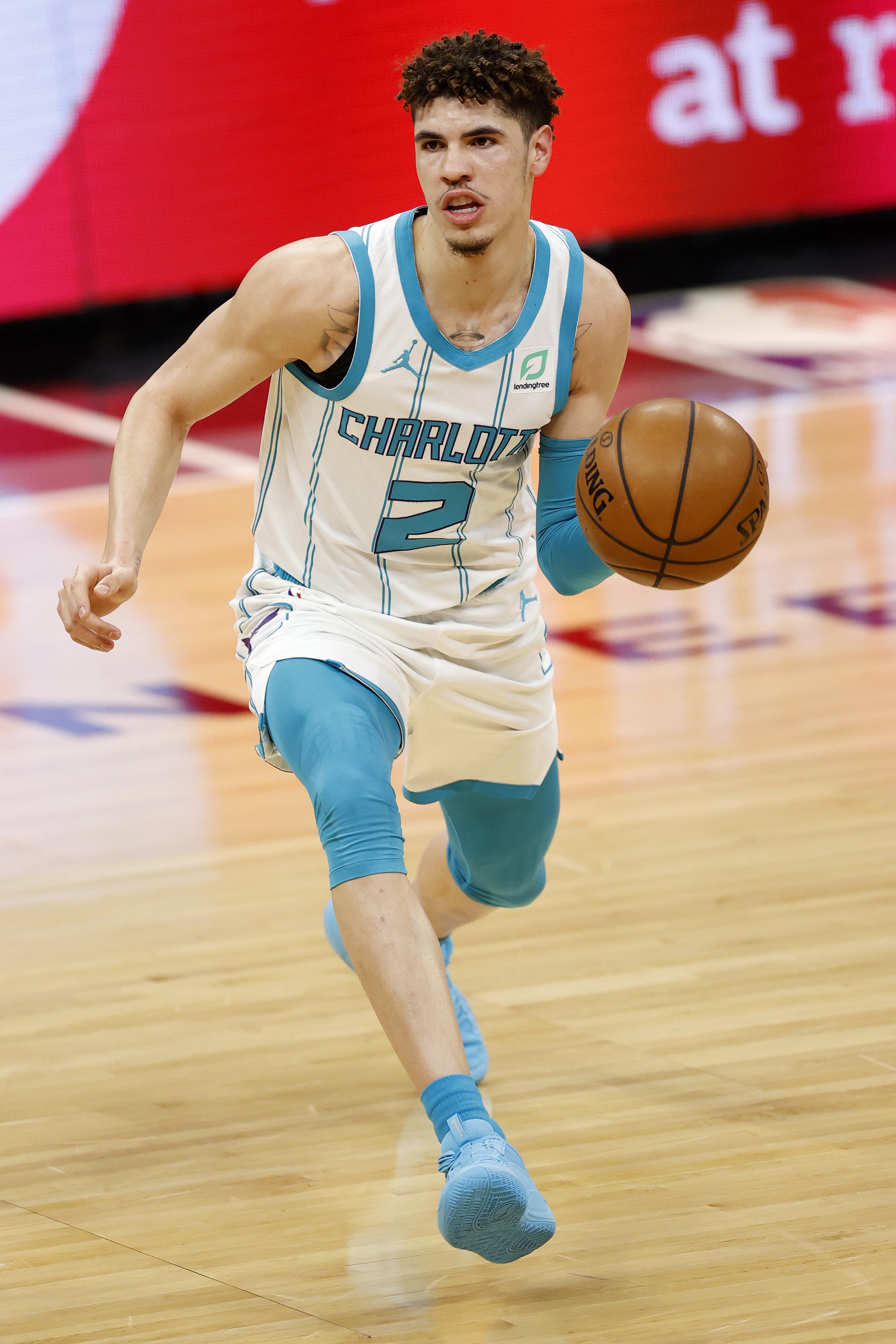 El armador de los Hornets de Charlotte, LaMelo Ball, es el jugador más joven en la historia de la NBA en conseguir un 'triple-doble'.