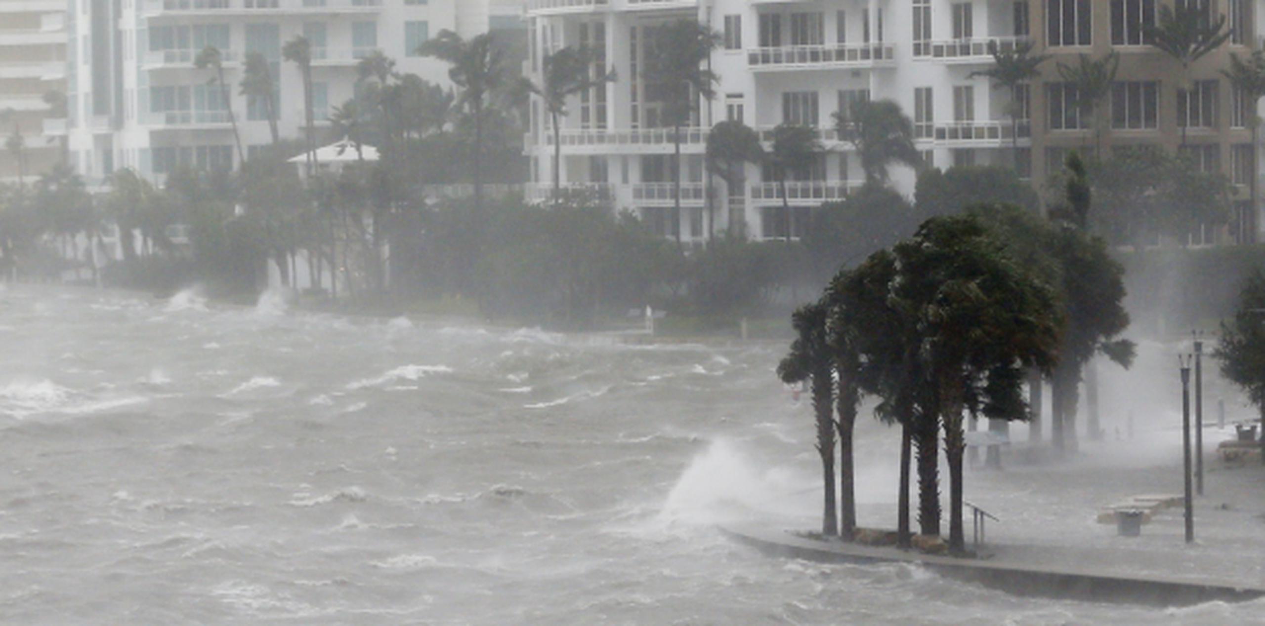 Irma, aquí azotando la boca del Río Miami desde Biscayne Bay, ha dejado al menos 25 muertos y cuantiosos daños materiales a su paso por el Caribe. (AP)