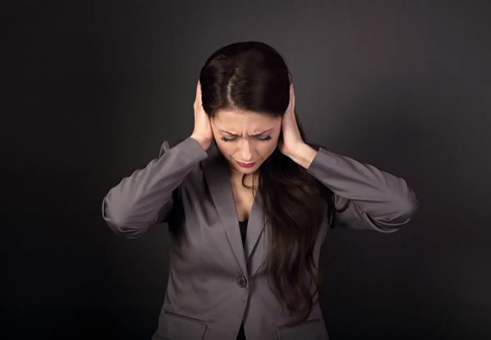 Puede ser que la pérdida auditiva no sea evidente de inmediato, sino que comencemos a perder audición gradualmente.