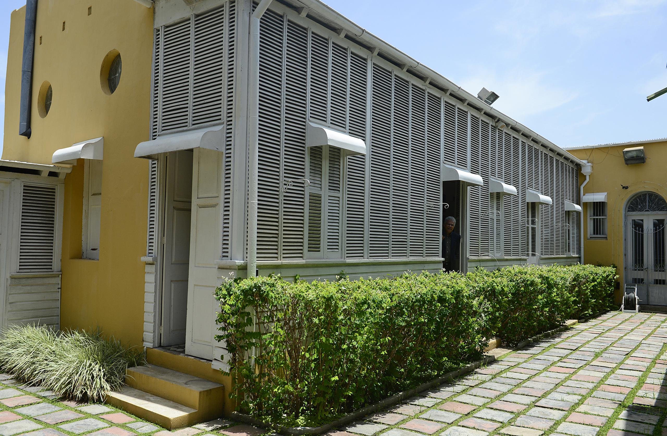La Casa Paoli está ubicada en la calle Mayor 2648, de la zona antigua e histórica de Ponce, pueblo natal del tenor.