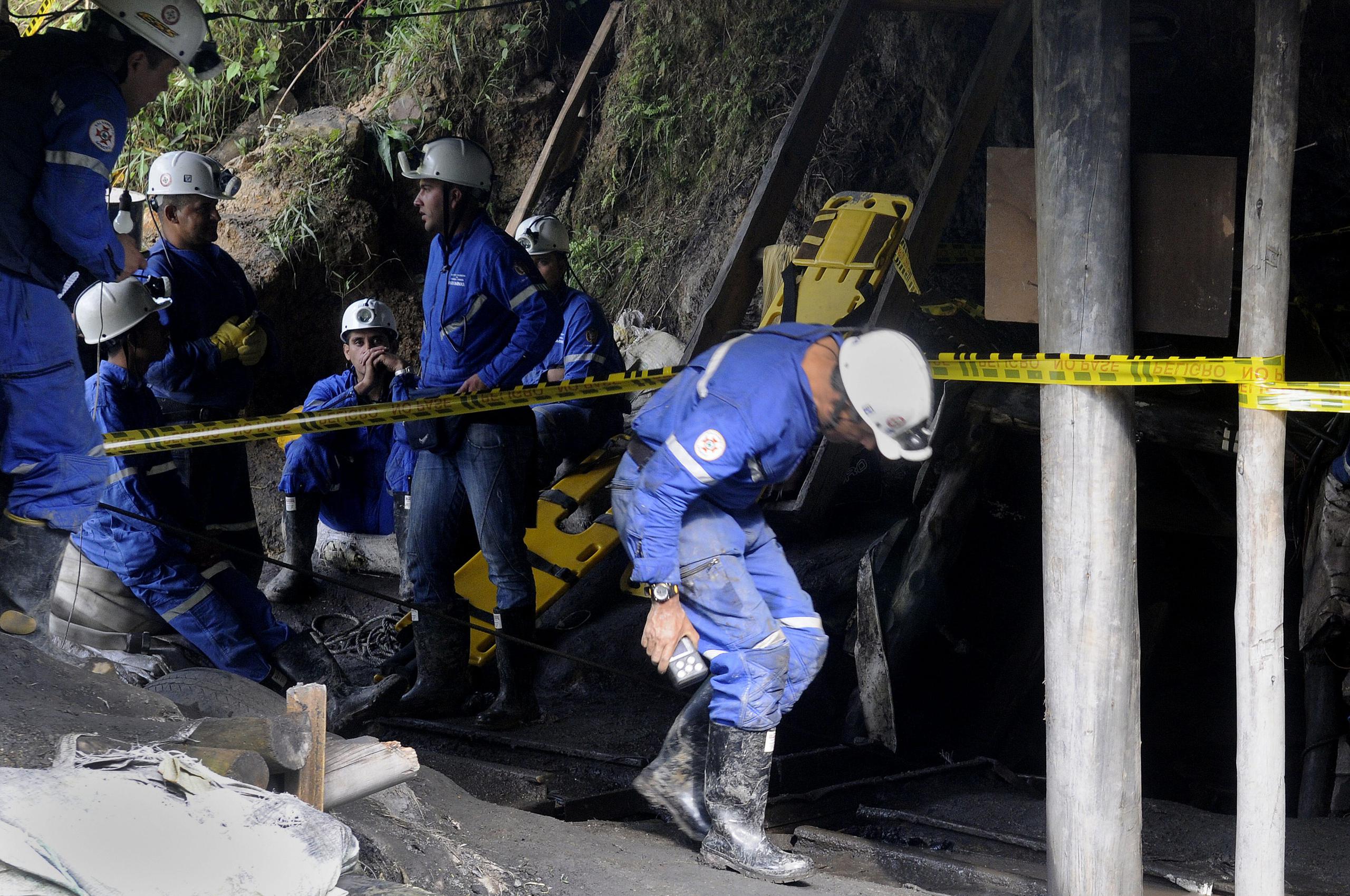 La explosión ocurrió el martes por la noche en la zona de El Cajón, municipio de Sutatausa (Cundinamarca, Colombia), donde decenas de mineros trabajaban en varias galerías subterráneas de las que se extrae carbón de forma manual, dijeron autoridades. En la imagen un registro de archivo de otro operativo de rescate en una mina de carbón en Colombia. EFE/Luis Noriega
