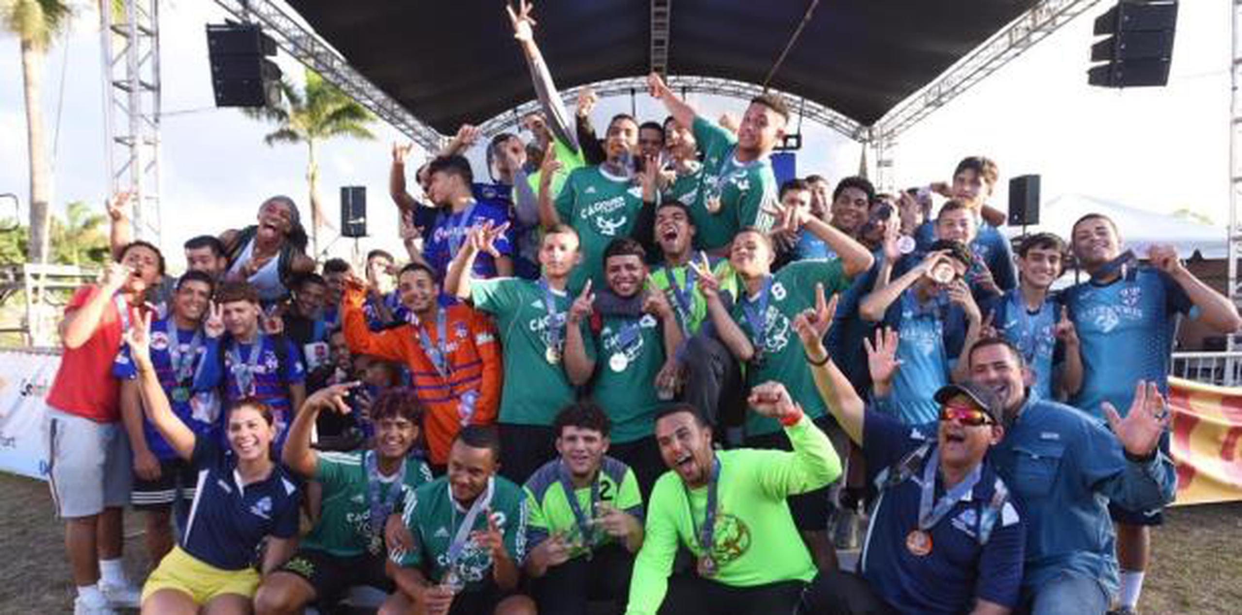 Jóvenes participan de los actos de clausura de los VI Juegos de Puerto Rico. (Suministrada / DRD)