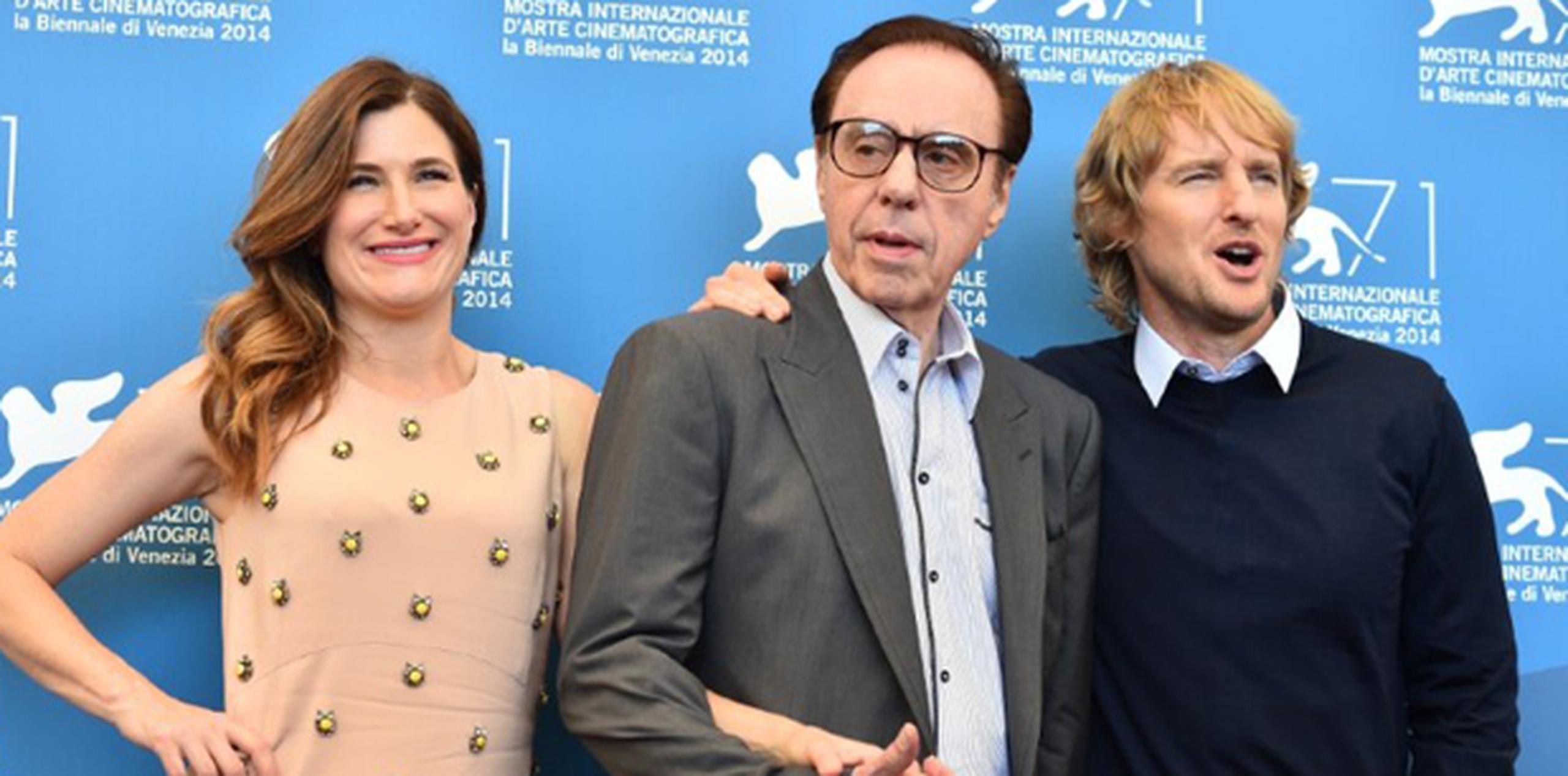 El director Peter Bogdanovich es flanqueado por los actores Kathryn Hahn y Owen Wilson durante la presentación de hoy en Venecia del filme "She's Funny That Way". (AP)